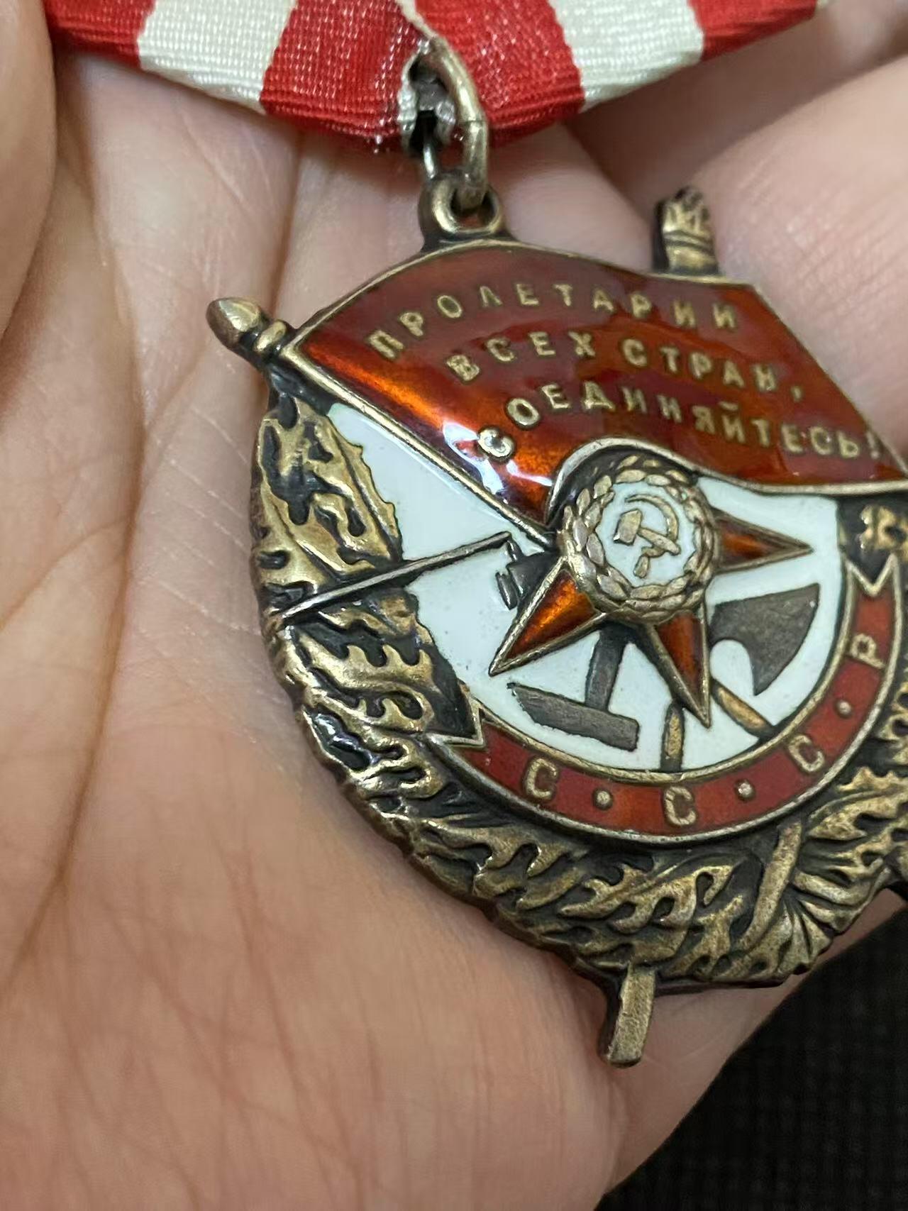 苏联勋章奖章3月28日晚上九点结束在麦稀奇 找不到的加我qq或者微信都是184277308备注苏章拍卖。最好加微信群每次都会通知还有提前可以一口价的 最近会持续拍卖一些东西。 苏联二战红旗勋章 234424 太平洋舰队 上校 符拉迪沃斯托克 好品 第三排字母O下面有轻微小蹭皮 几乎不可见 原环 白钢挂 。非常好的海军上校服役早期红旗 46年底颁发 他还获得过列宁等勋章  其中不少有奖励卡 参加过对日作战 获得一级为国 想了解的可以去查查 Полищук Семен Парфеньевич