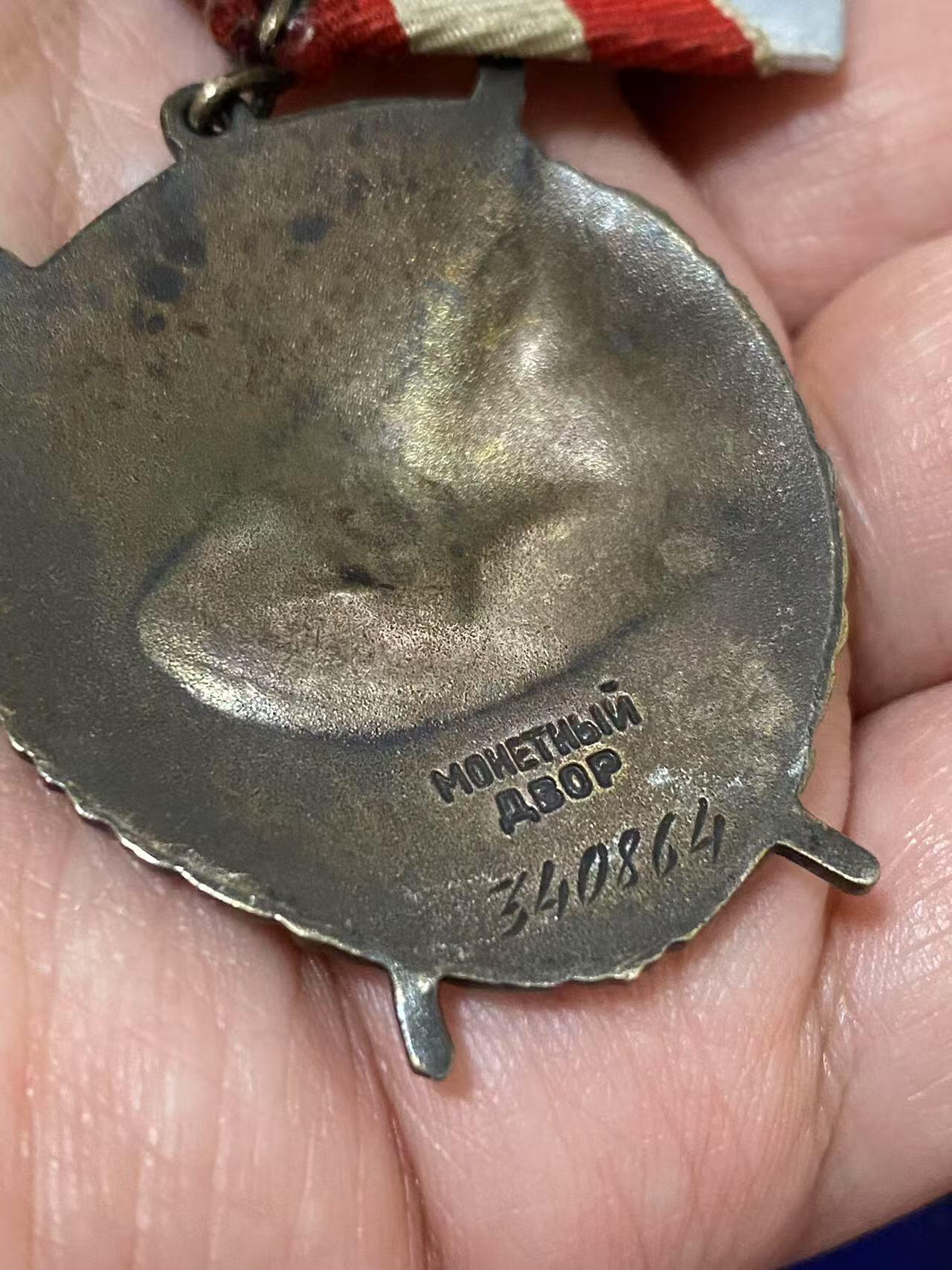 苏联勋章奖章3月28日晚上九点结束在麦稀奇 找不到的加我qq或者微信都是184277308备注苏章拍卖。最好加微信群每次都会通知还有提前可以一口价的 最近会持续拍卖一些东西。 苏联红旗双红星勋章套章  军医 Коршунов Иван Федорович 少校 其中一个红星为对日作战获得  红旗 340864 服役获得 好品 无磕碰 开环 挂板是摘的联排的 。红星 876196 早期服役获得 好品无磕碰 佩戴痕迹都不多 。红星1512665 左下角顶部 小下次 正面看不出来 