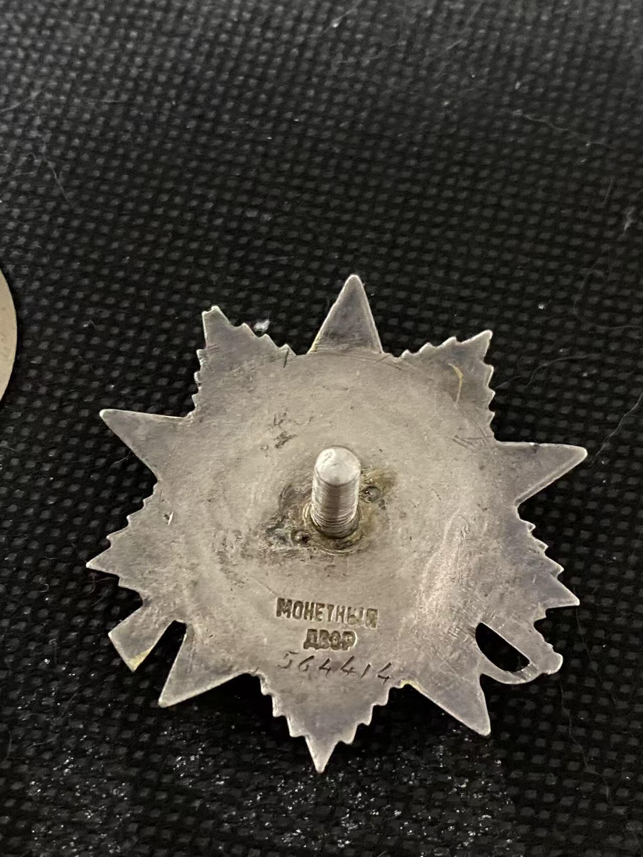 苏联勋章奖章3月28日晚上九点结束在麦稀奇 找不到的加我qq或者微信都是184277308备注苏章拍卖。最好加微信群每次都会通知还有提前可以一口价的 最近会持续拍卖一些东西。 苏联二战二级为国勋章 564414 自行火炮炮长击毁坦克 好品无磕碰 轻微佩戴 Ступкин Вениамин Иванович 最高统帅部预备队1818自行火炮团炮长 消灭了敌军的2门反坦克炮和3挺重机枪，打坏了1辆坦克，从而保障了受支援的进攻分队迅速行动的成功。他的炮火击溃并部分歼灭了超过1个排的带着浮士德火箭弹的敌军步兵 战果非常炸裂 ！