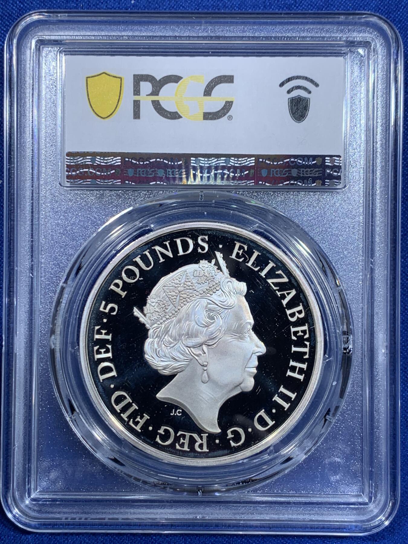 《竞宝斋》第367场 周日，周一 2场连拍 （全场包邮） PCGS PR68DCAM 英国2017年伊丽莎白女王即位65周年（蓝宝石禧年）5英镑精制纪念银币（28.28克，币径38.61MM，限量发行8260枚，带盒证，早期女王即位纪念系列一币难求）