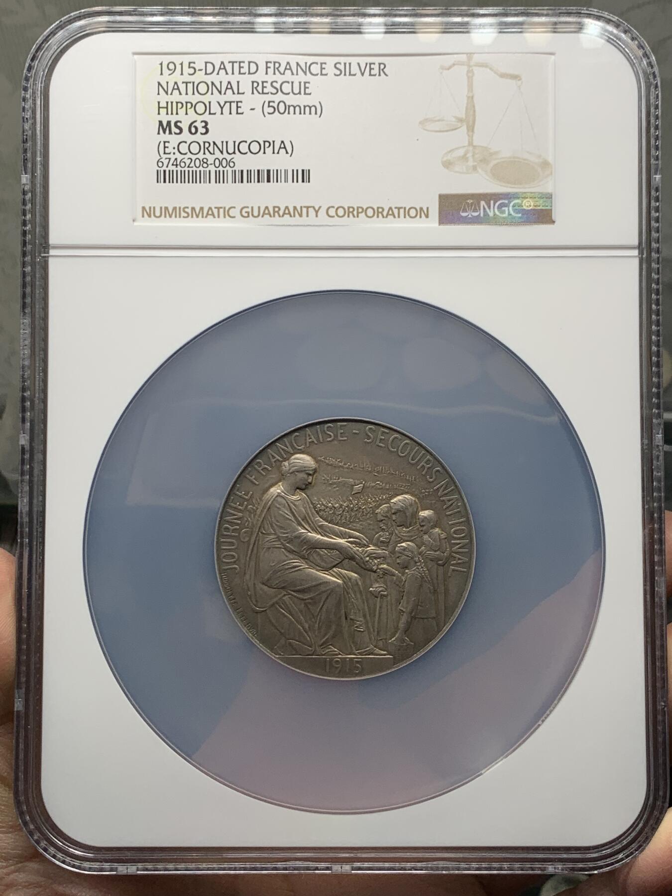 《竞宝斋》第367场 周日，周一 2场连拍 （全场包邮） NGC MS63 法国1915国家救援日银章 加大盒，高分。作者：Hippolyte Lefebvre（儒勒.勒菲布） 正面：女神为流浪家庭进行救助，围绕着铭文:1915年法国日-国家救援队。 背面:法语PATRIE，我的祖国，公鸡是法国的象征。奖牌包浆纯熟自然泛出彩金色，品相佳。