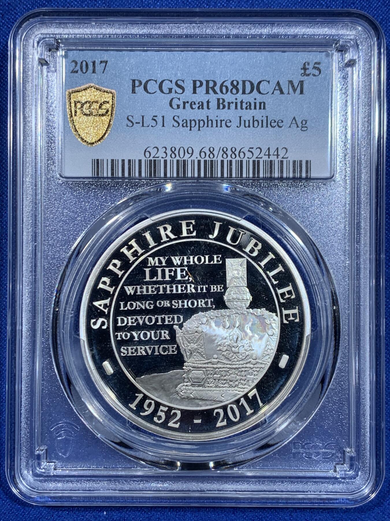 《竞宝斋》第367场 周日，周一 2场连拍 （全场包邮） PCGS PR68DCAM 英国2017年伊丽莎白女王即位65周年（蓝宝石禧年）5英镑精制纪念银币（28.28克，币径38.61MM，限量发行8260枚，带盒证，早期女王即位纪念系列一币难求）
