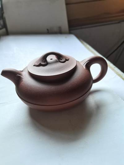 紫砂壶。使用原矿纯优质紫砂五色土制作，造型古朴典雅，端庄工整，秀巧严谨，珠圆玉润。色泽浑朴，蕴含精气神韵之美感，给人以享心悦目的艺术享受。作者朱敏，作品经江苏省宜兴紫砂工艺厂作品鉴定系统认证。 - 紫砂壶。使用原矿纯优质紫砂五色土制作，造型古朴典雅，端庄工整，秀巧严谨，珠圆玉润。色泽浑朴，蕴含精气神韵之美感，给人以享心悦目的艺术享受。作者朱敏，作品经江苏省宜兴紫砂工艺厂作品鉴定系统认证。