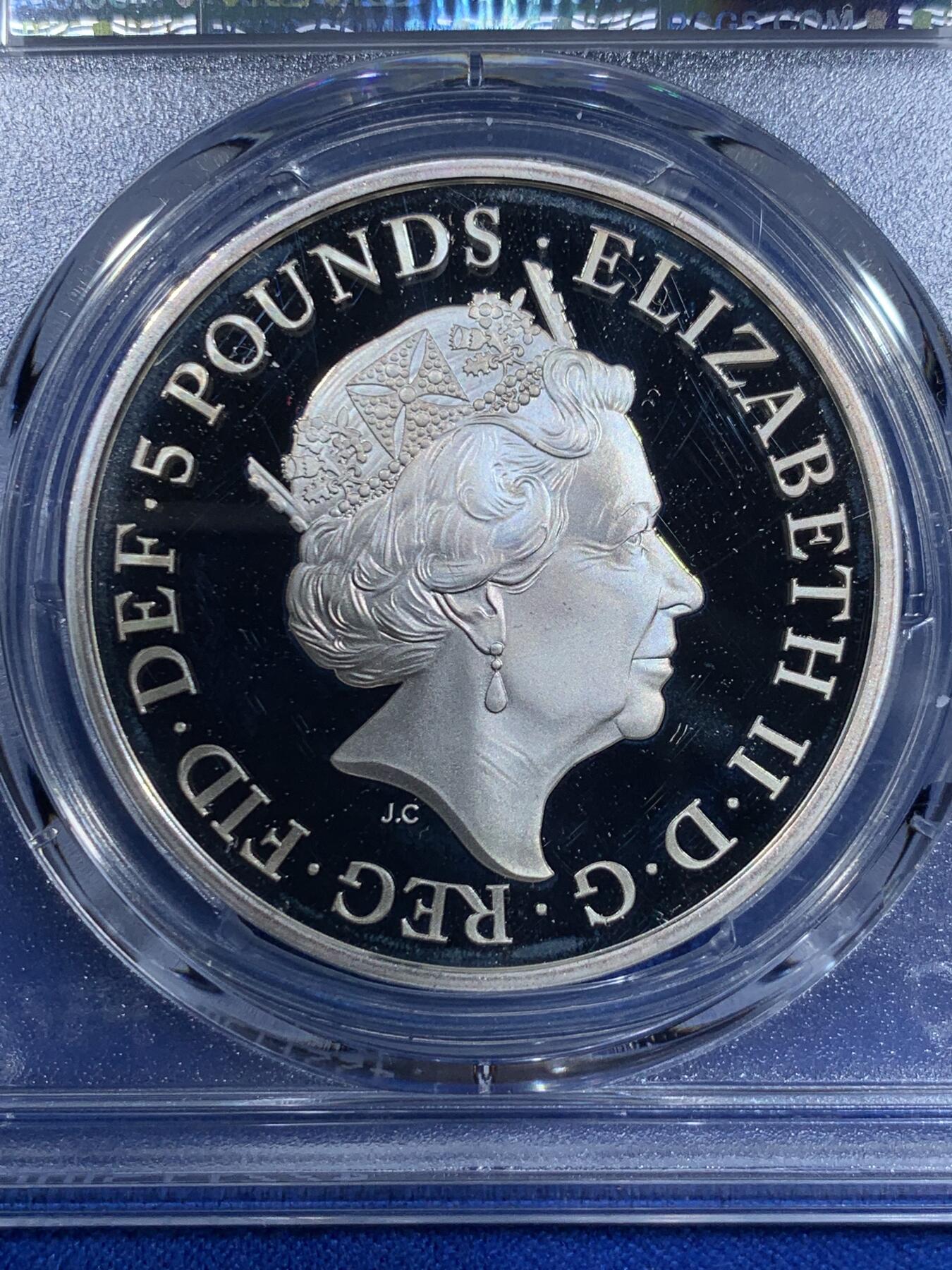 《竞宝斋》第367场 周日，周一 2场连拍 （全场包邮） PCGS PR68DCAM 英国2017年伊丽莎白女王即位65周年（蓝宝石禧年）5英镑精制纪念银币（28.28克，币径38.61MM，限量发行8260枚，带盒证，早期女王即位纪念系列一币难求）