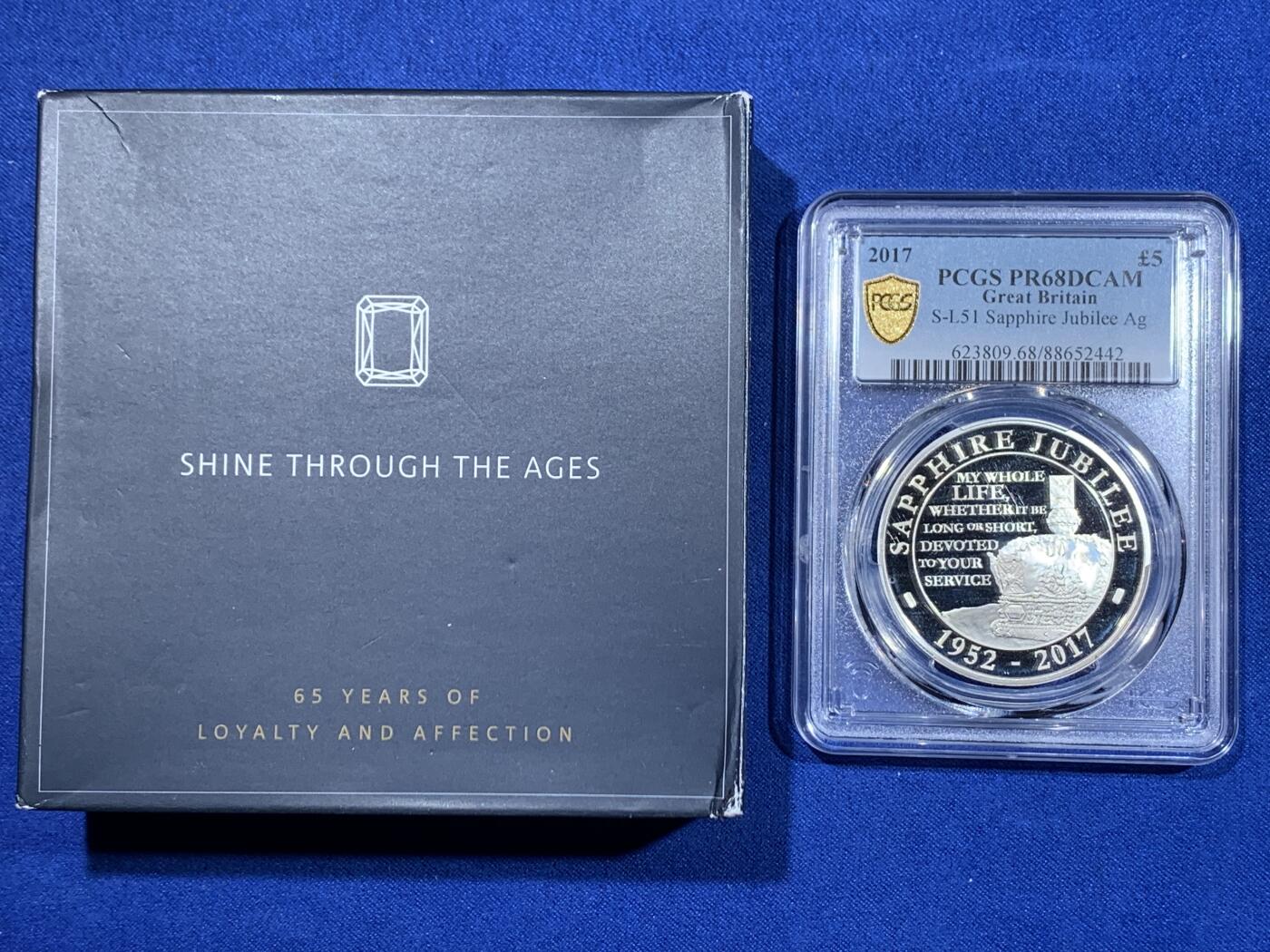 《竞宝斋》第367场 周日，周一 2场连拍 （全场包邮） PCGS PR68DCAM 英国2017年伊丽莎白女王即位65周年（蓝宝石禧年）5英镑精制纪念银币（28.28克，币径38.61MM，限量发行8260枚，带盒证，早期女王即位纪念系列一币难求）