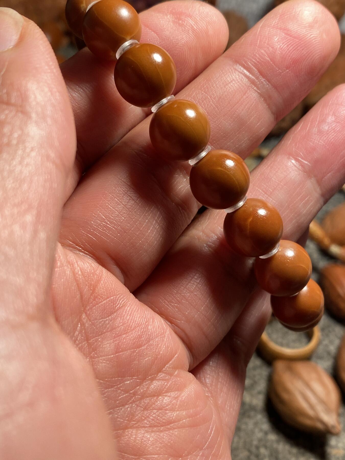苏工核雕纯手工铁核小正圆，核质红润，个性十足，非通货，尺寸1。15喜欢的来价不贵