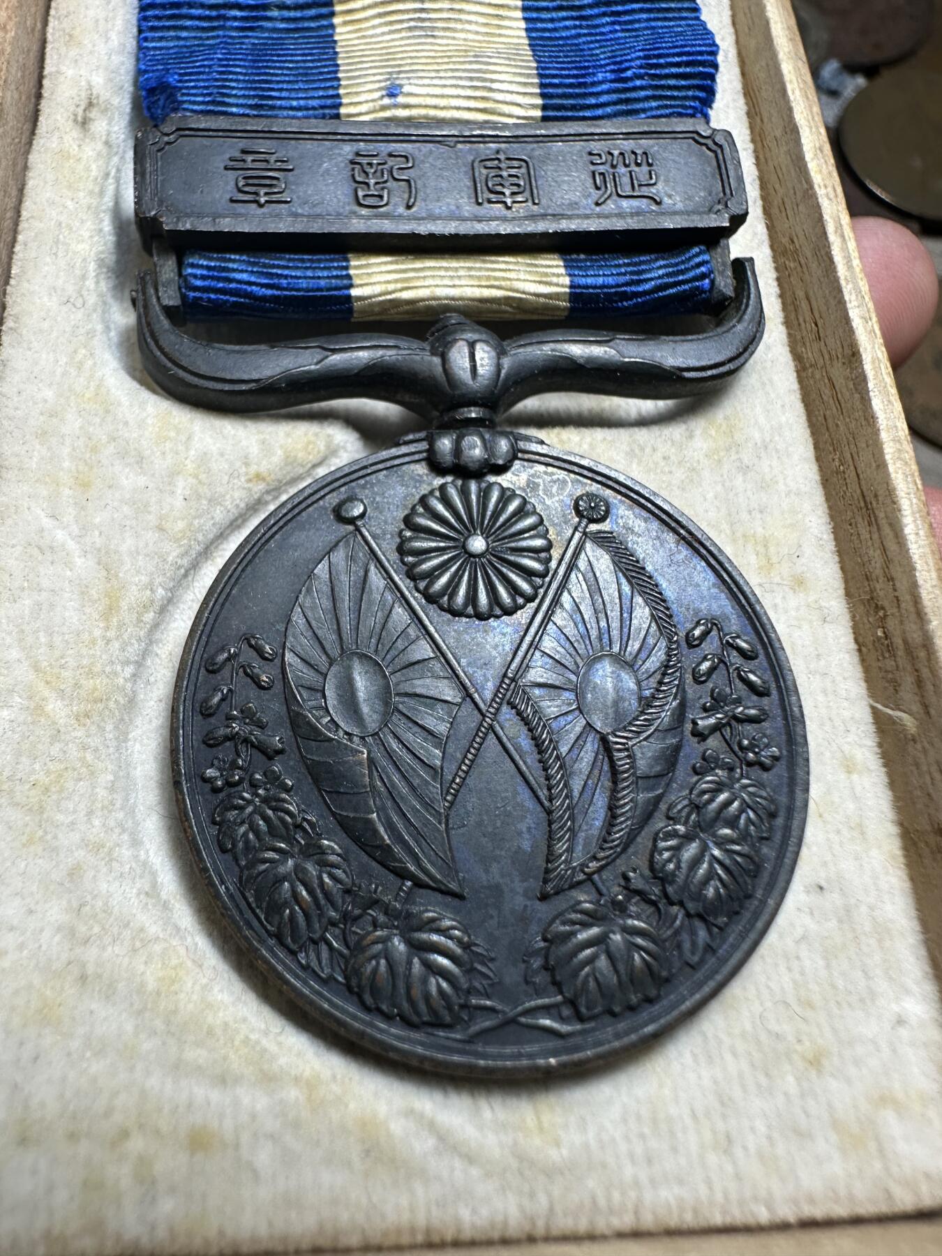 无佣金，章，世界钱币 极美品！青岛战役章，原盒