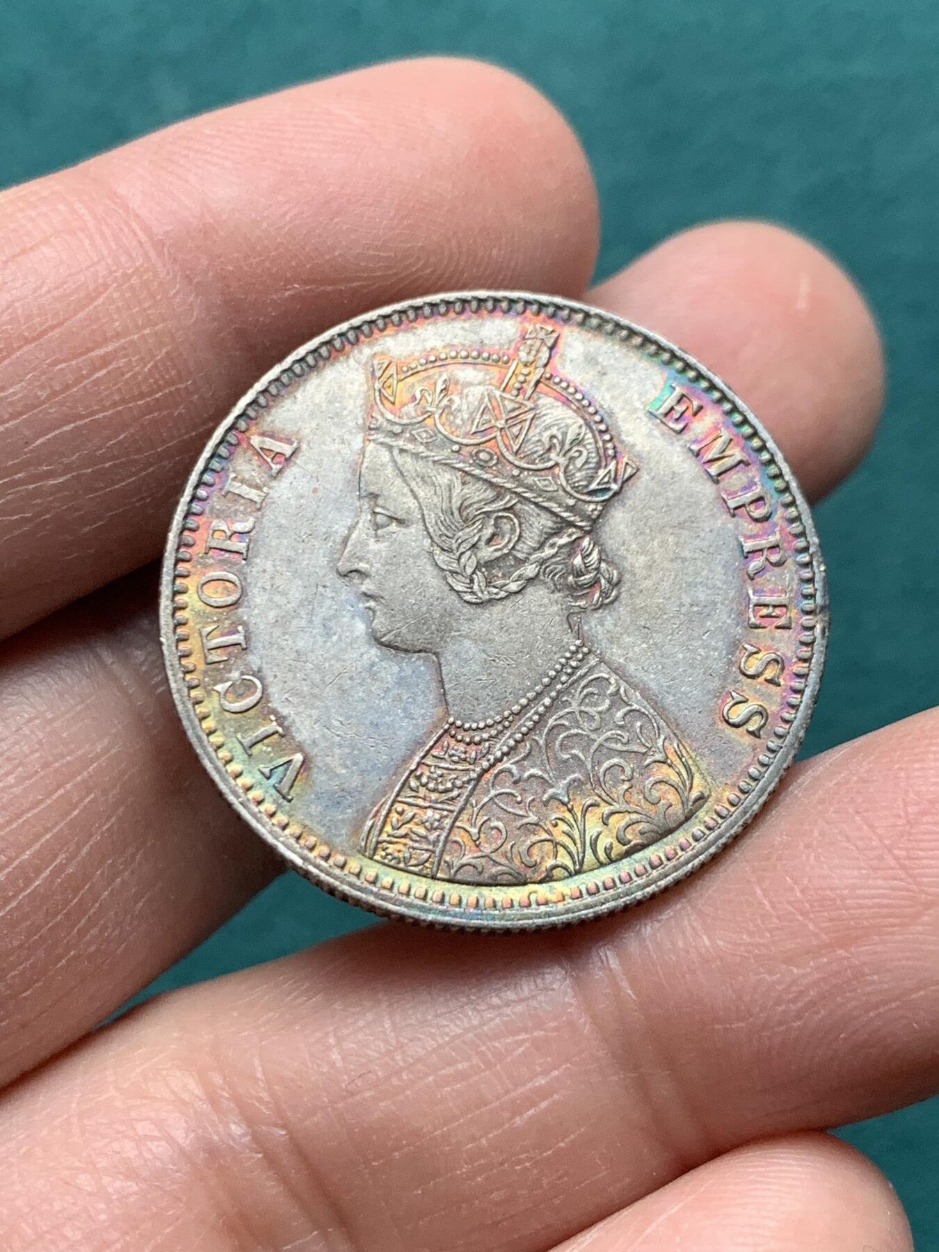 《竞宝斋》第368场 周日，周一 2场连拍 （全场包邮） 英属印度1900年维多利亚女王1卢比银币