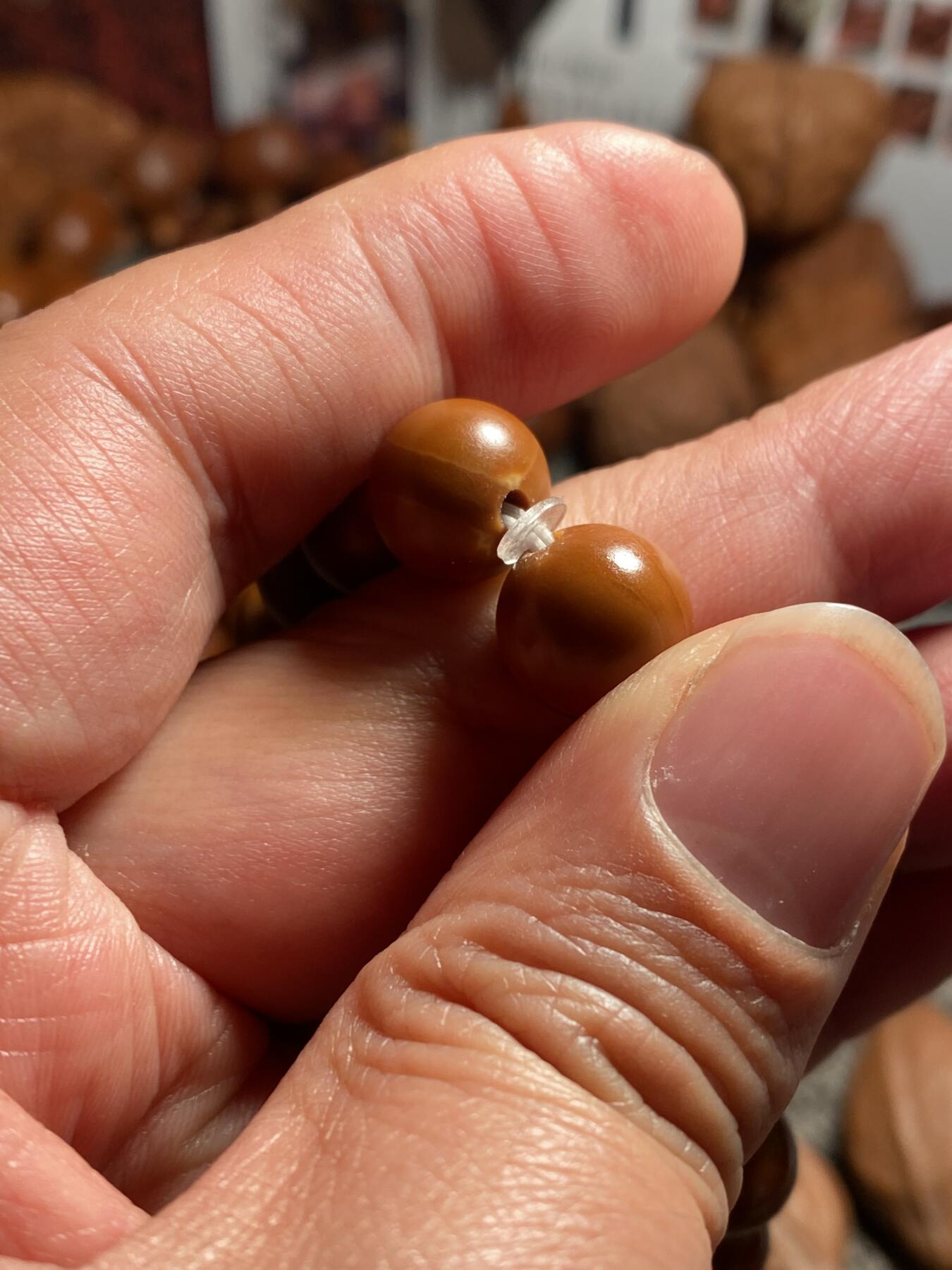 苏工核雕纯手工铁核小正圆，核质红润，个性十足，非通货，尺寸1。15喜欢的来价不贵