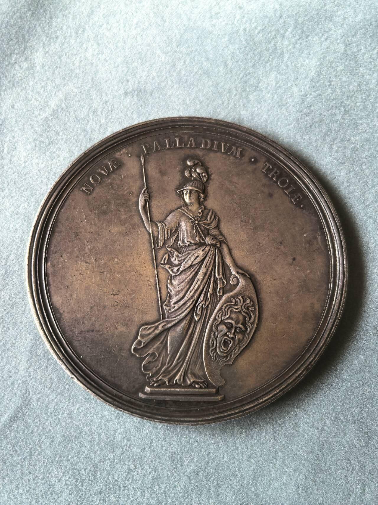 1707年英国银章，英格兰与苏格兰的联合，直径7cm。