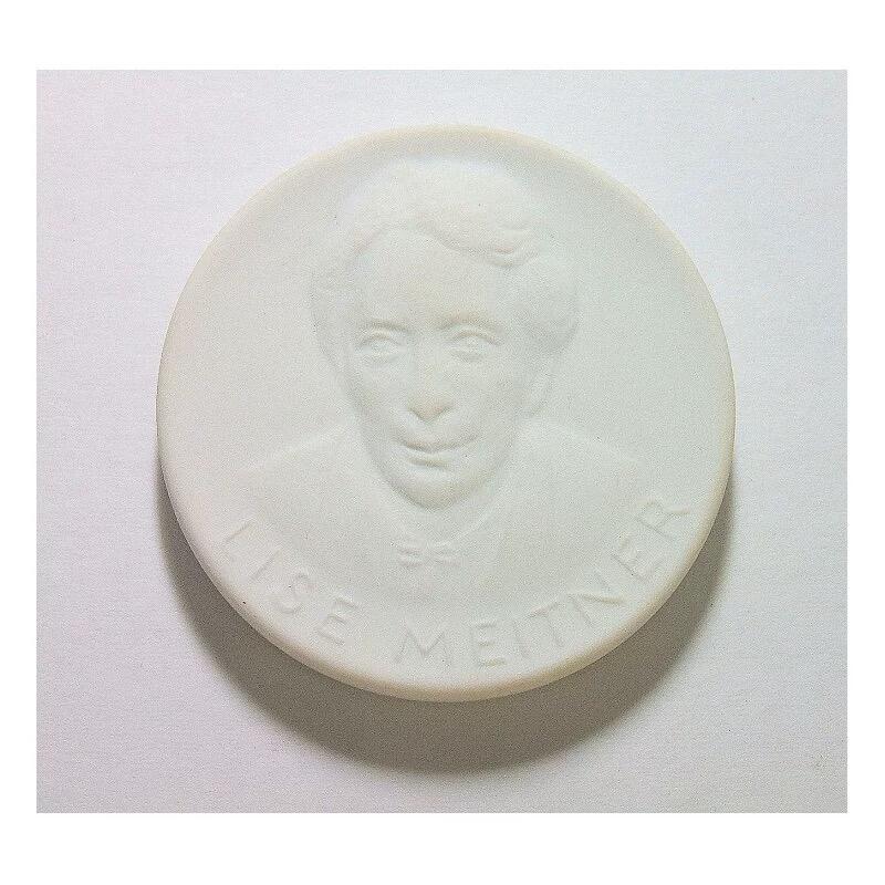 瑞典大物理学家迈特纳 白色高浮雕大陶章 40MM