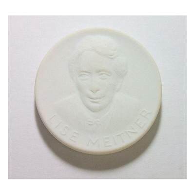 瑞典大物理学家迈特纳 白色高浮雕大陶章 40MM - 瑞典大物理学家迈特纳 白色高浮雕大陶章 40MM
