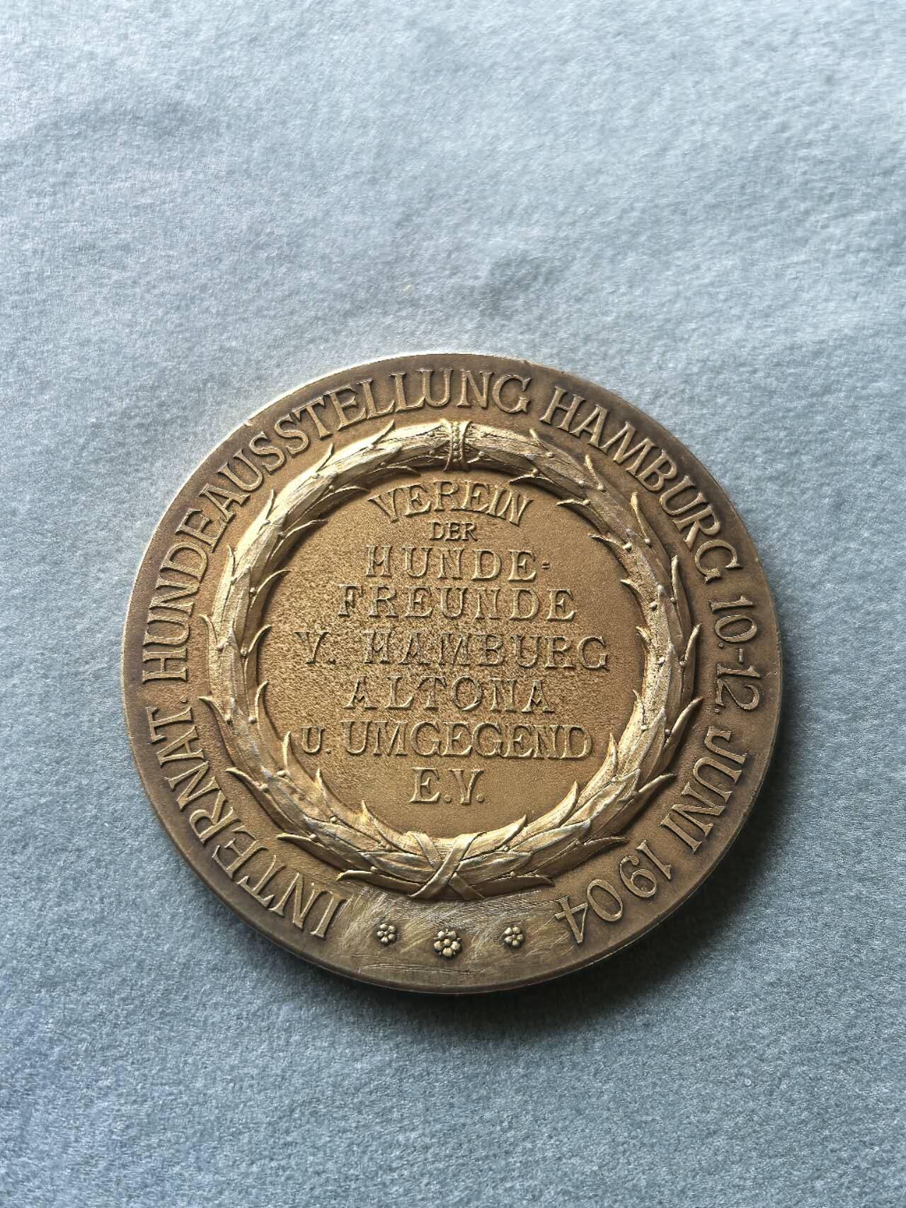 1905年德国镀金银章，汉堡展览，直径5cm，边缘990银标。轻微镀金层刮蹭痕迹，此章镀金版稀少，金闪闪的宏大汉堡景观。