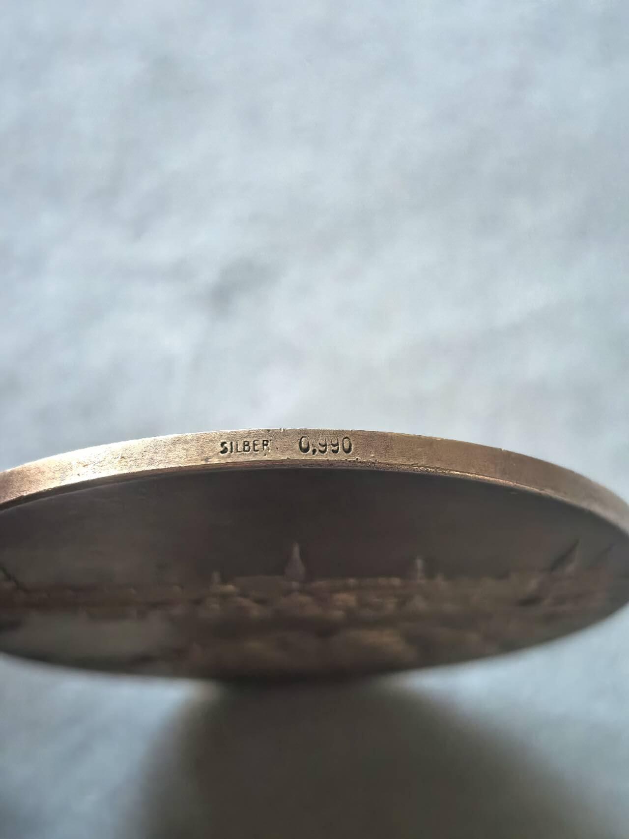 1905年德国镀金银章，汉堡展览，直径5cm，边缘990银标。轻微镀金层刮蹭痕迹，此章镀金版稀少，金闪闪的宏大汉堡景观。
