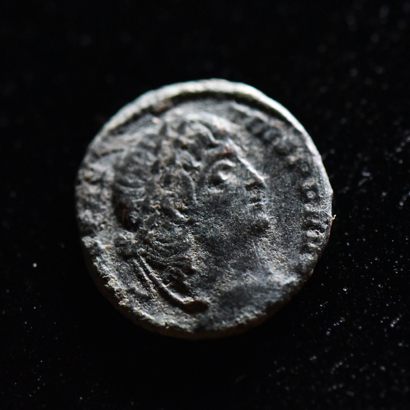 【良泉】第三十三期，5月15日晚19:30拍卖，古希腊 古罗马 古波斯 丝绸之路古代钱币100组  公元337-361年【古罗马】君士坦提乌斯二世，奥古斯都头衔“士兵军旗”铜币，1.73克