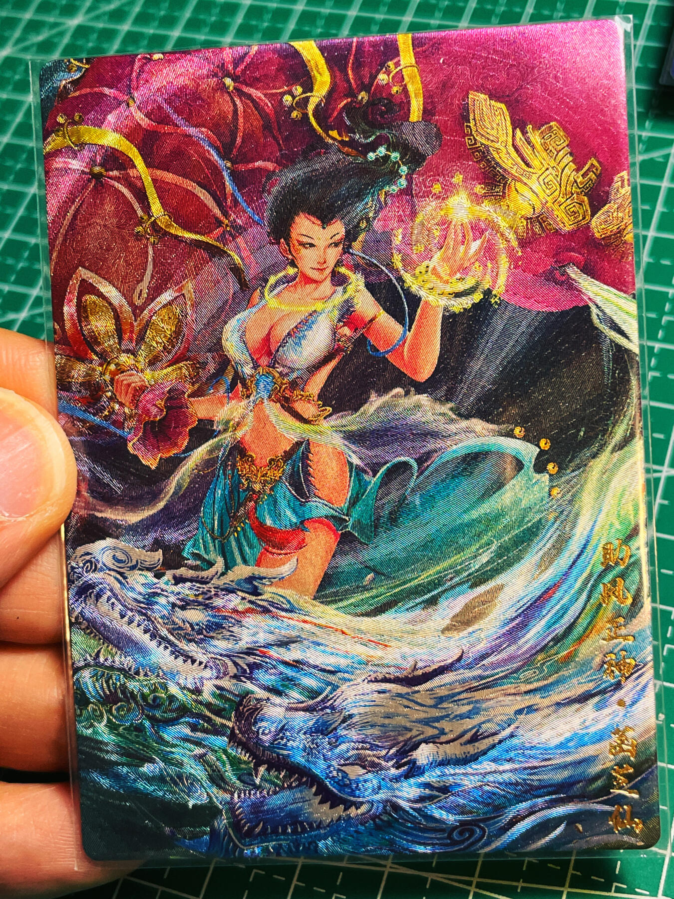 显眼宝第八期 私人收藏欣赏一下吧 卡玩帕克封神天下第一弹散卡 菡芝仙 粗闪卡 单卡一张