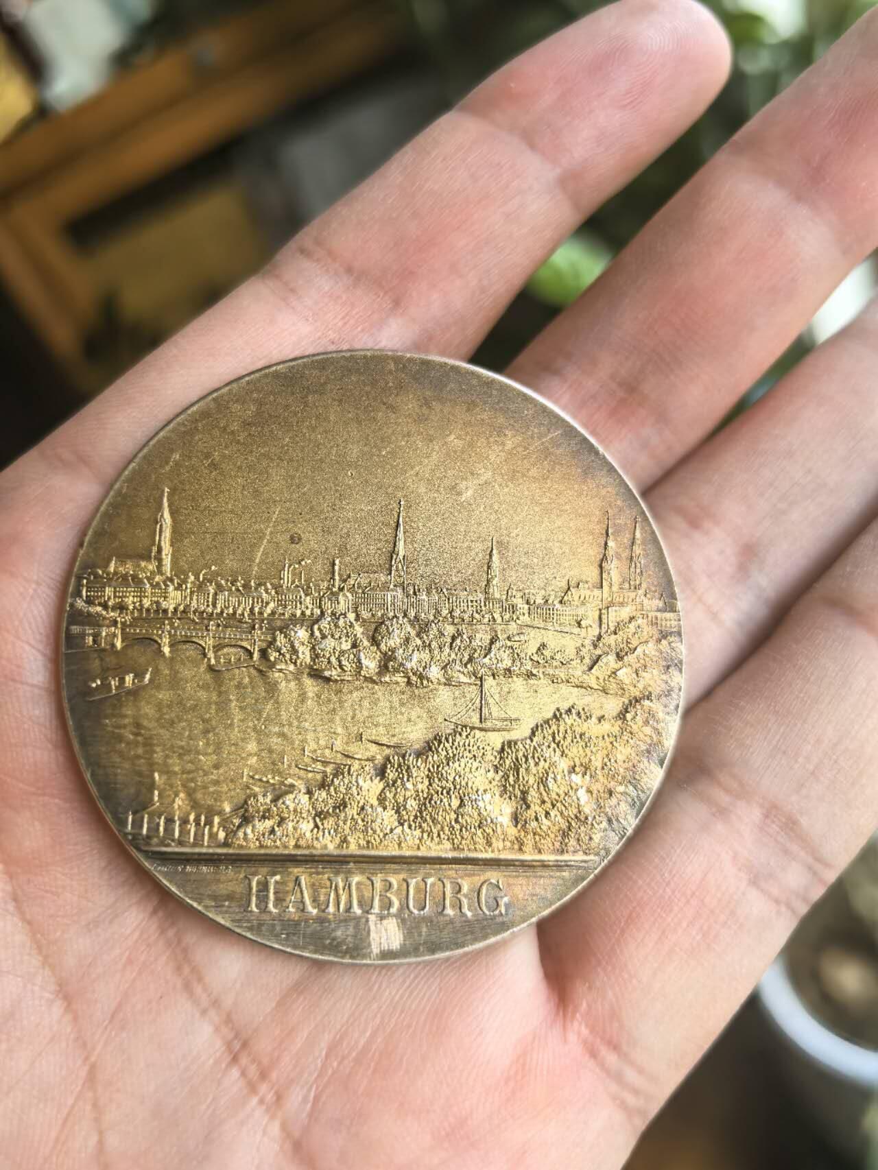1905年德国镀金银章，汉堡展览，直径5cm，边缘990银标。轻微镀金层刮蹭痕迹，此章镀金版稀少，金闪闪的宏大汉堡景观。