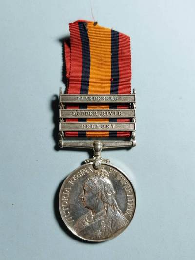 盛世勋华——号角文化勋章邮票模型专场拍卖第251期 - 英国1899-1902年布尔战争奖章 女王版 三铭条，有“PAARDEBERG”（帕尔德贝格） 、“MODDER RIVER”（莫德尔河） 、“BELMONT”（贝尔蒙特） 均为知名战役条，条为私人订制，具体内容见下文，而不是常见酱油条 银制好品相  实发带原刻名