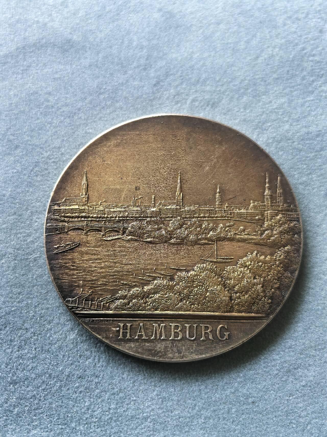 1905年德国镀金银章，汉堡展览，直径5cm，边缘990银标。轻微镀金层刮蹭痕迹，此章镀金版稀少，金闪闪的宏大汉堡景观。
