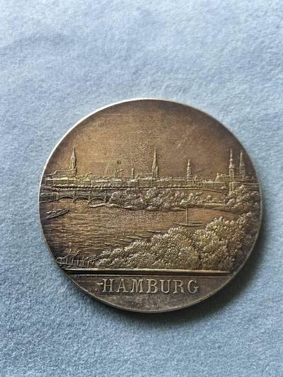 1905年德国镀金银章，汉堡展览，直径5cm，边缘990银标。轻微镀金层刮蹭痕迹，此章镀金版稀少，金闪闪的宏大汉堡景观。 - 1905年德国镀金银章，汉堡展览，直径5cm，边缘990银标。轻微镀金层刮蹭痕迹，此章镀金版稀少，金闪闪的宏大汉堡景观。