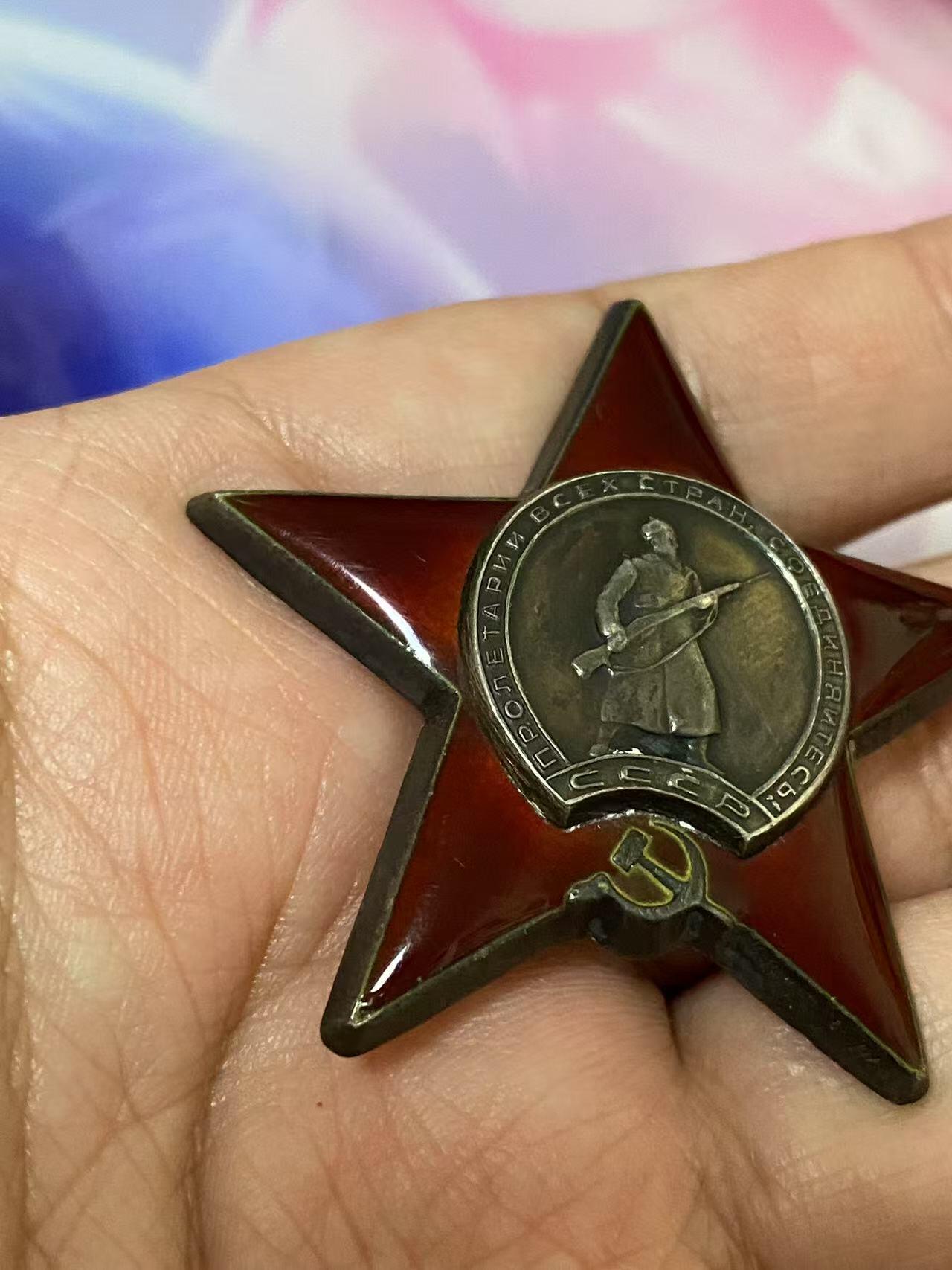 苏联勋章奖章4月9日晚上九点结束在麦稀奇 找不到的加我qq或者微信都是184277308备注苏章拍卖。最好加微信群每次都会通知还有提前可以一口价的 最近会持续拍卖一些东西。 苏联红旗双红星勋章套章  军医 Коршунов Иван Федорович 少校 其中一个红星为对日作战获得  红旗 340864 服役获得 好品 无磕碰 开环 挂板是摘的联排的 。红星 876196 早期服役获得 好品无磕碰 佩戴痕迹都不多 。红星1512665 左下角顶部 小下次 正面看不出来 