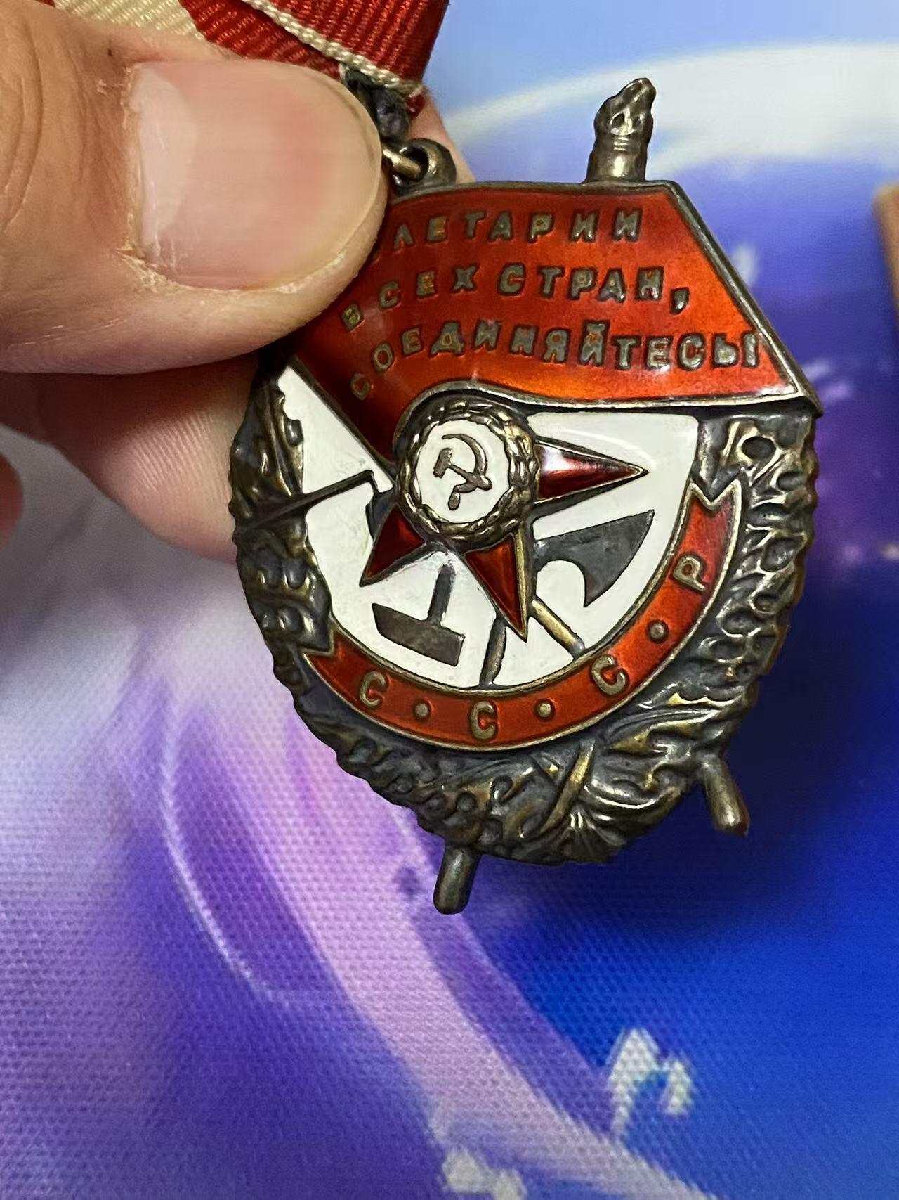 苏联勋章奖章4月9日晚上九点结束在麦稀奇 找不到的加我qq或者微信都是184277308备注苏章拍卖。最好加微信群每次都会通知还有提前可以一口价的 最近会持续拍卖一些东西。 苏联红旗双红星勋章套章  军医 Коршунов Иван Федорович 少校 其中一个红星为对日作战获得  红旗 340864 服役获得 好品 无磕碰 开环 挂板是摘的联排的 。红星 876196 早期服役获得 好品无磕碰 佩戴痕迹都不多 。红星1512665 左下角顶部 小下次 正面看不出来 