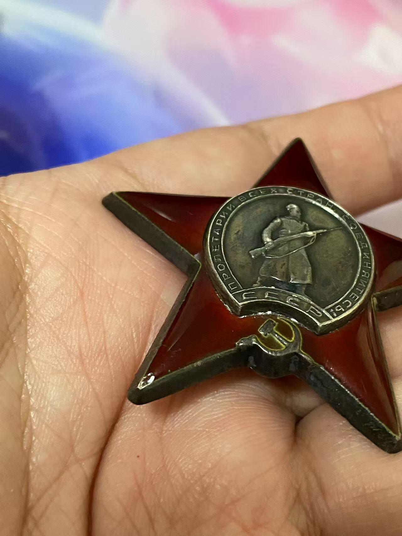 苏联勋章奖章4月9日晚上九点结束在麦稀奇 找不到的加我qq或者微信都是184277308备注苏章拍卖。最好加微信群每次都会通知还有提前可以一口价的 最近会持续拍卖一些东西。 苏联红旗双红星勋章套章  军医 Коршунов Иван Федорович 少校 其中一个红星为对日作战获得  红旗 340864 服役获得 好品 无磕碰 开环 挂板是摘的联排的 。红星 876196 早期服役获得 好品无磕碰 佩戴痕迹都不多 。红星1512665 左下角顶部 小下次 正面看不出来 