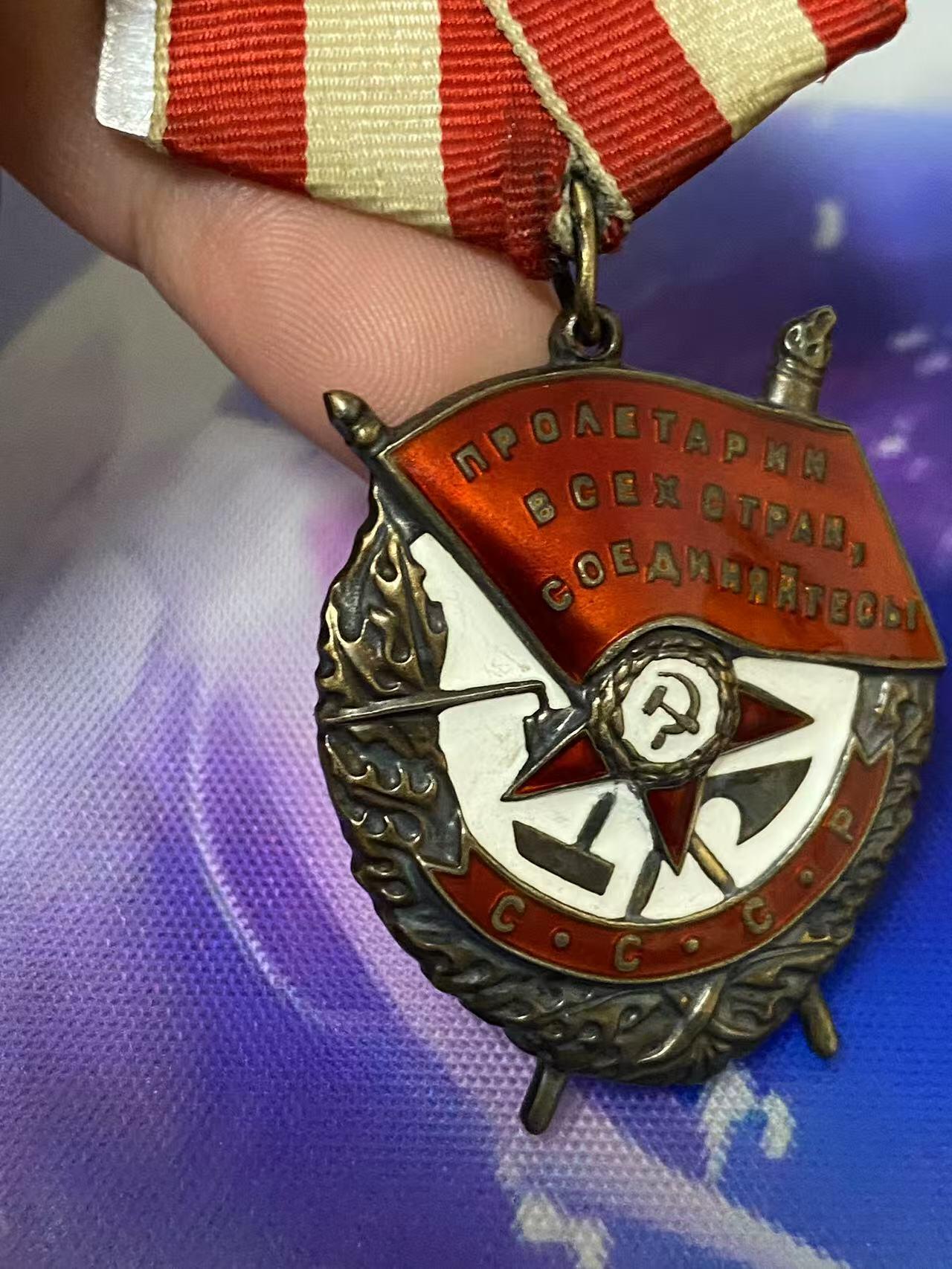 苏联勋章奖章4月9日晚上九点结束在麦稀奇 找不到的加我qq或者微信都是184277308备注苏章拍卖。最好加微信群每次都会通知还有提前可以一口价的 最近会持续拍卖一些东西。 苏联红旗双红星勋章套章  军医 Коршунов Иван Федорович 少校 其中一个红星为对日作战获得  红旗 340864 服役获得 好品 无磕碰 开环 挂板是摘的联排的 。红星 876196 早期服役获得 好品无磕碰 佩戴痕迹都不多 。红星1512665 左下角顶部 小下次 正面看不出来 
