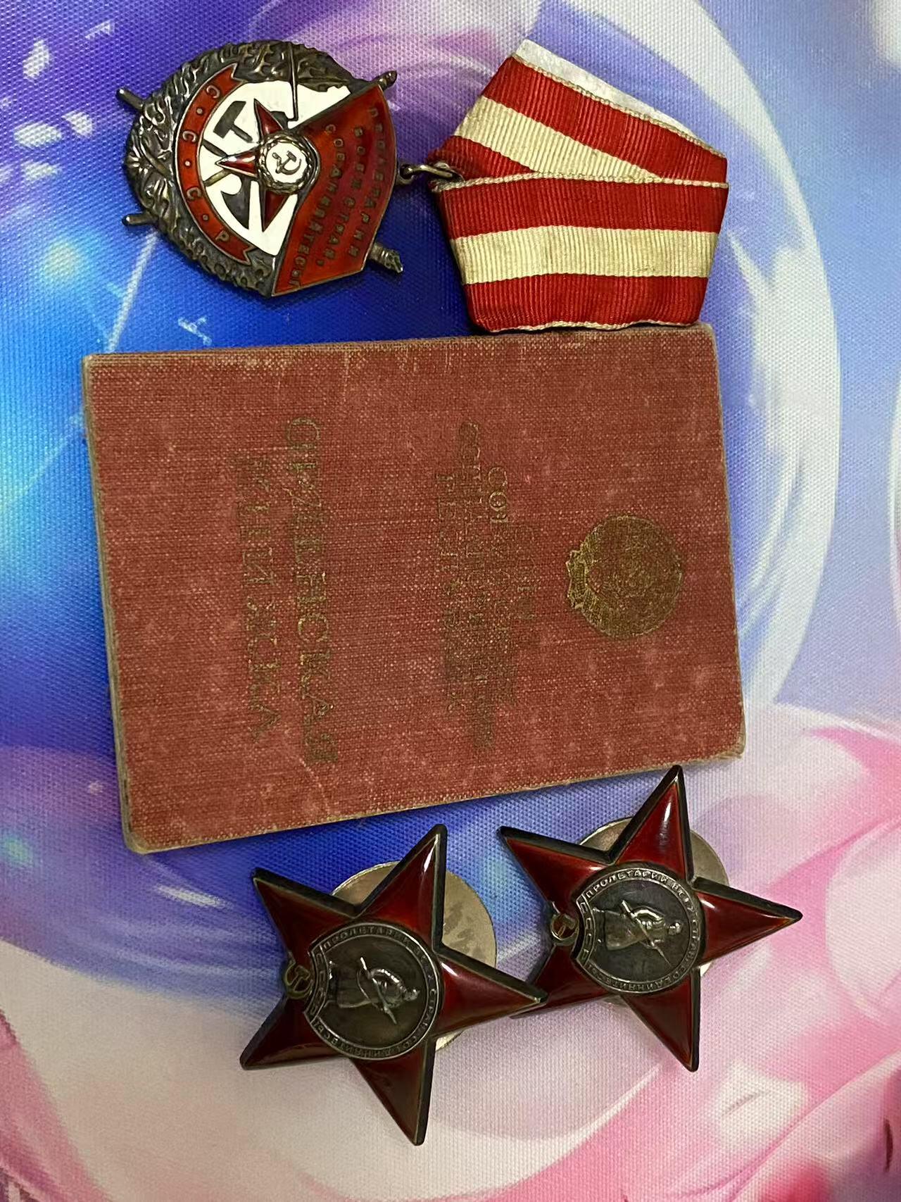 苏联勋章奖章4月9日晚上九点结束在麦稀奇 找不到的加我qq或者微信都是184277308备注苏章拍卖。最好加微信群每次都会通知还有提前可以一口价的 最近会持续拍卖一些东西。 苏联红旗双红星勋章套章  军医 Коршунов Иван Федорович 少校 其中一个红星为对日作战获得  红旗 340864 服役获得 好品 无磕碰 开环 挂板是摘的联排的 。红星 876196 早期服役获得 好品无磕碰 佩戴痕迹都不多 。红星1512665 左下角顶部 小下次 正面看不出来 