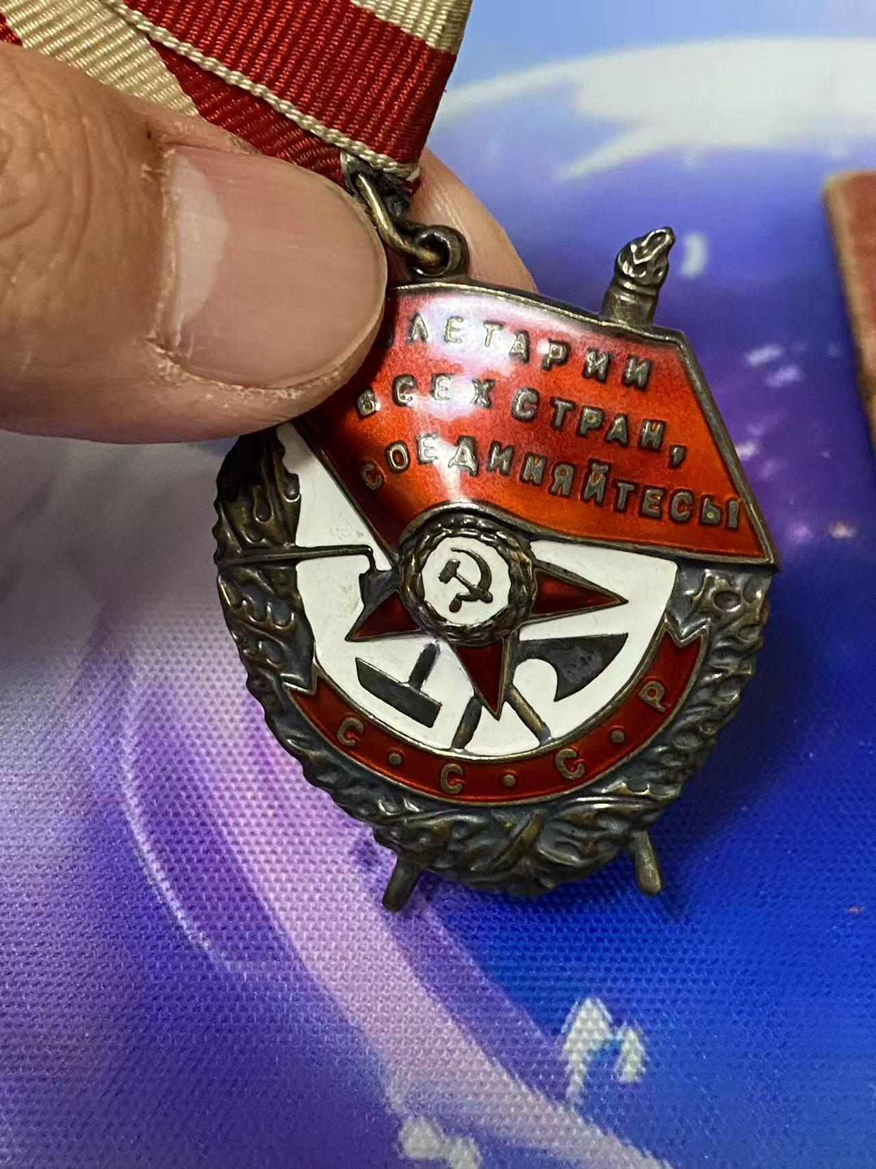 苏联勋章奖章4月9日晚上九点结束在麦稀奇 找不到的加我qq或者微信都是184277308备注苏章拍卖。最好加微信群每次都会通知还有提前可以一口价的 最近会持续拍卖一些东西。 苏联红旗双红星勋章套章  军医 Коршунов Иван Федорович 少校 其中一个红星为对日作战获得  红旗 340864 服役获得 好品 无磕碰 开环 挂板是摘的联排的 。红星 876196 早期服役获得 好品无磕碰 佩戴痕迹都不多 。红星1512665 左下角顶部 小下次 正面看不出来 