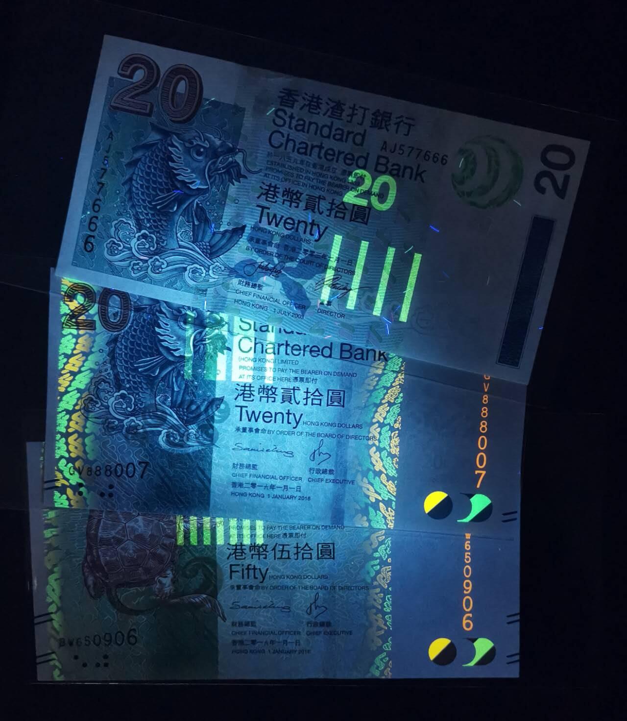 《艾美收藏》第194期-周六外币荟萃畅拍场 (3张靓号)香港渣打银行03/16年20/50元靓号如图，3张均是UNC