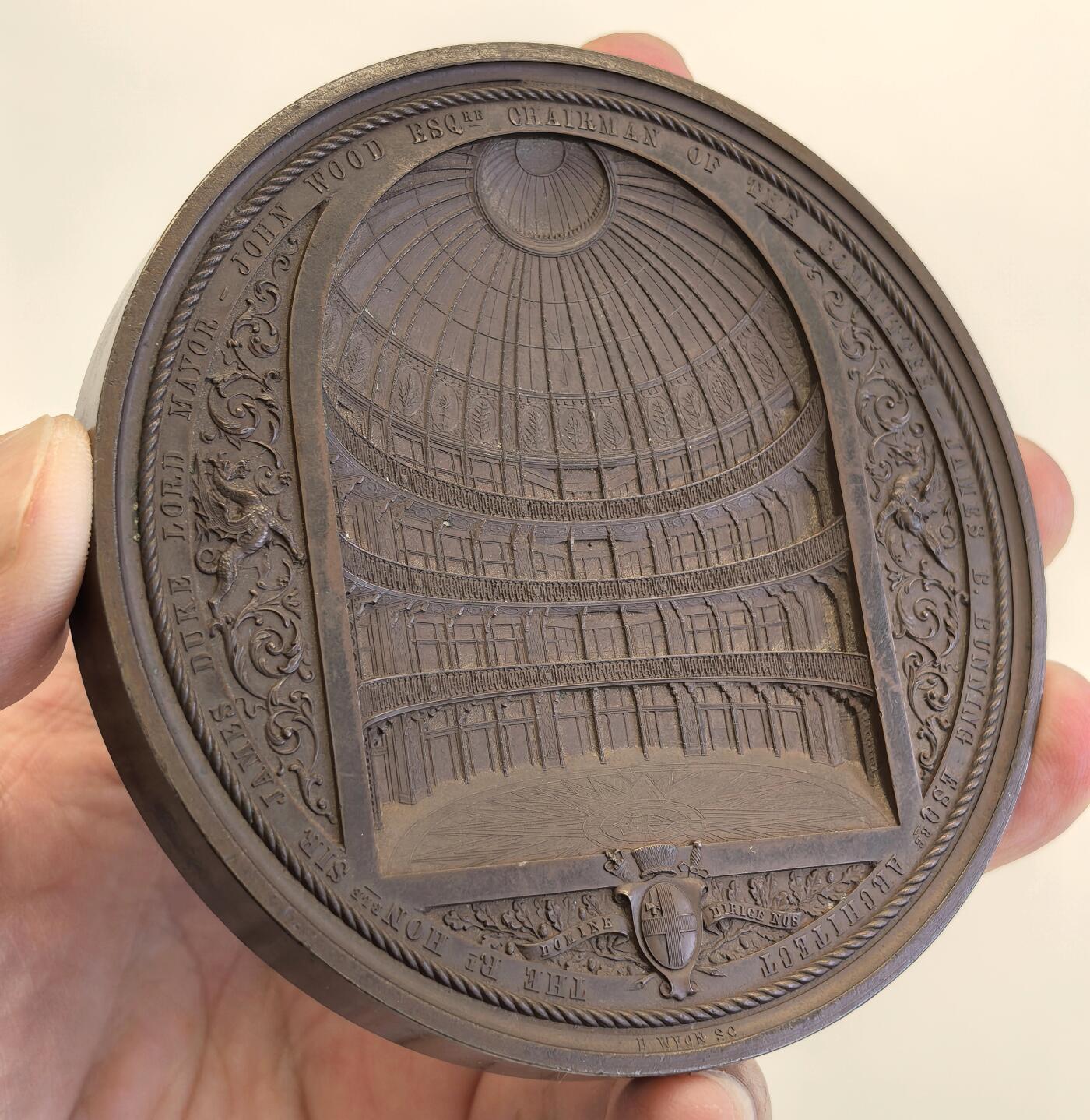 博洋堂世界钱币拍卖第117期（全场包邮） 伦敦金融城系列第06号作品，伦敦金融城煤炭交易所开张纪念铜章。作者本杰明怀恩（benjamin wyon，1802-1858），直径89mm，年份1849年，原盒好品