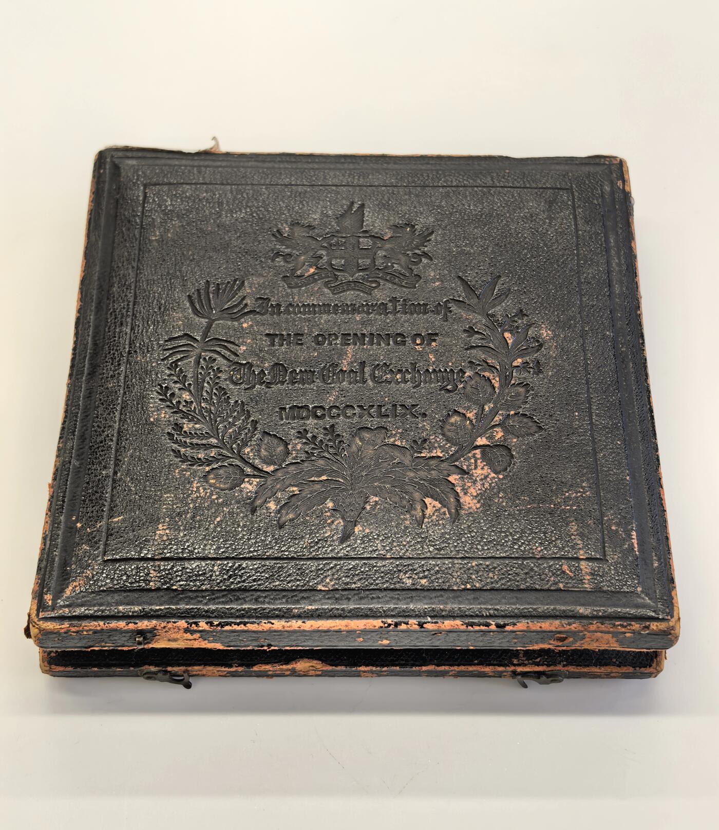 博洋堂世界钱币拍卖第117期（全场包邮） 伦敦金融城系列第06号作品，伦敦金融城煤炭交易所开张纪念铜章。作者本杰明怀恩（benjamin wyon，1802-1858），直径89mm，年份1849年，原盒好品