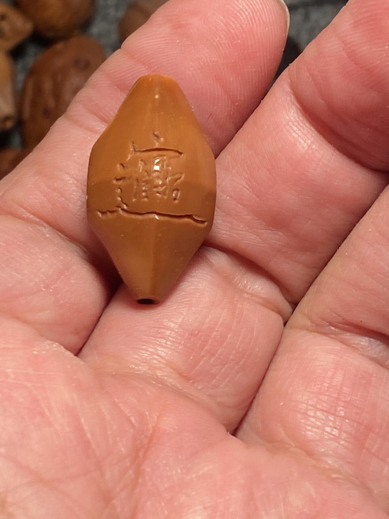 福利苏工核雕纯手工雕刻，10年老铁核手工二花多边形三通，尺寸1。5x2.65喜欢的来价格不贵
