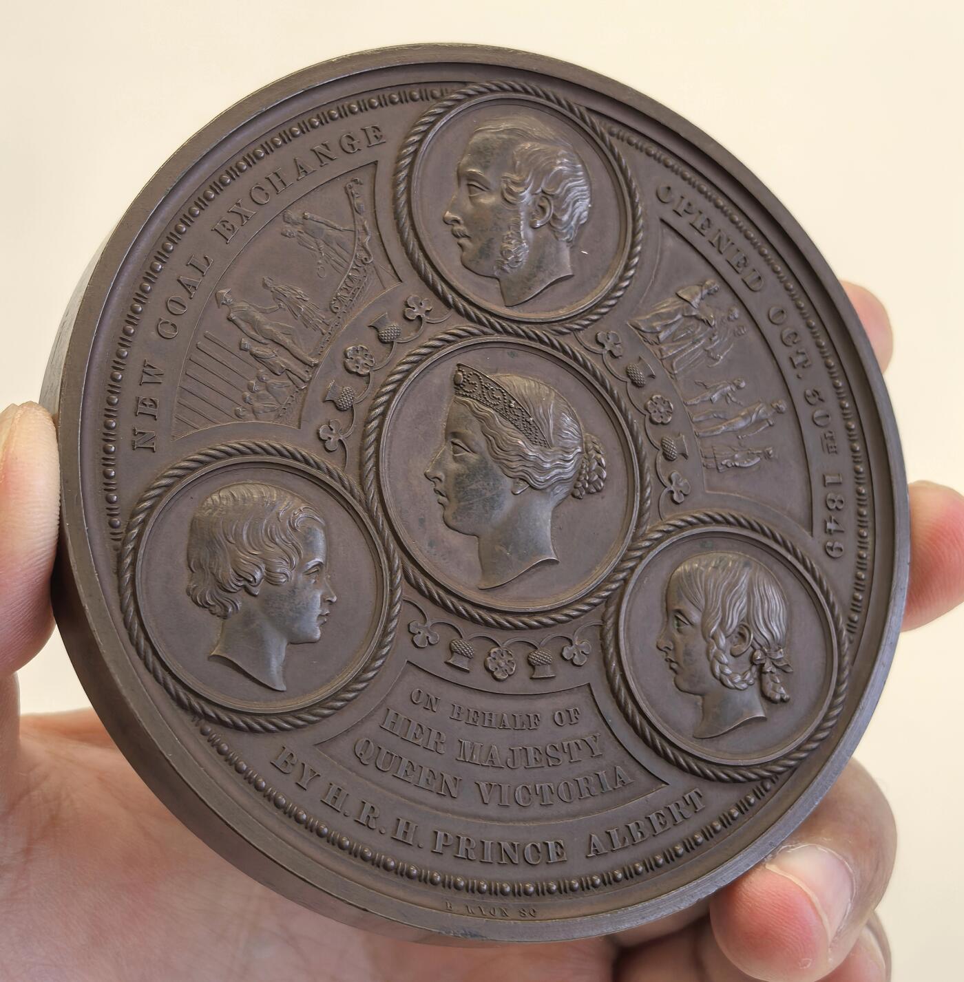 博洋堂世界钱币拍卖第117期（全场包邮） 伦敦金融城系列第06号作品，伦敦金融城煤炭交易所开张纪念铜章。作者本杰明怀恩（benjamin wyon，1802-1858），直径89mm，年份1849年，原盒好品