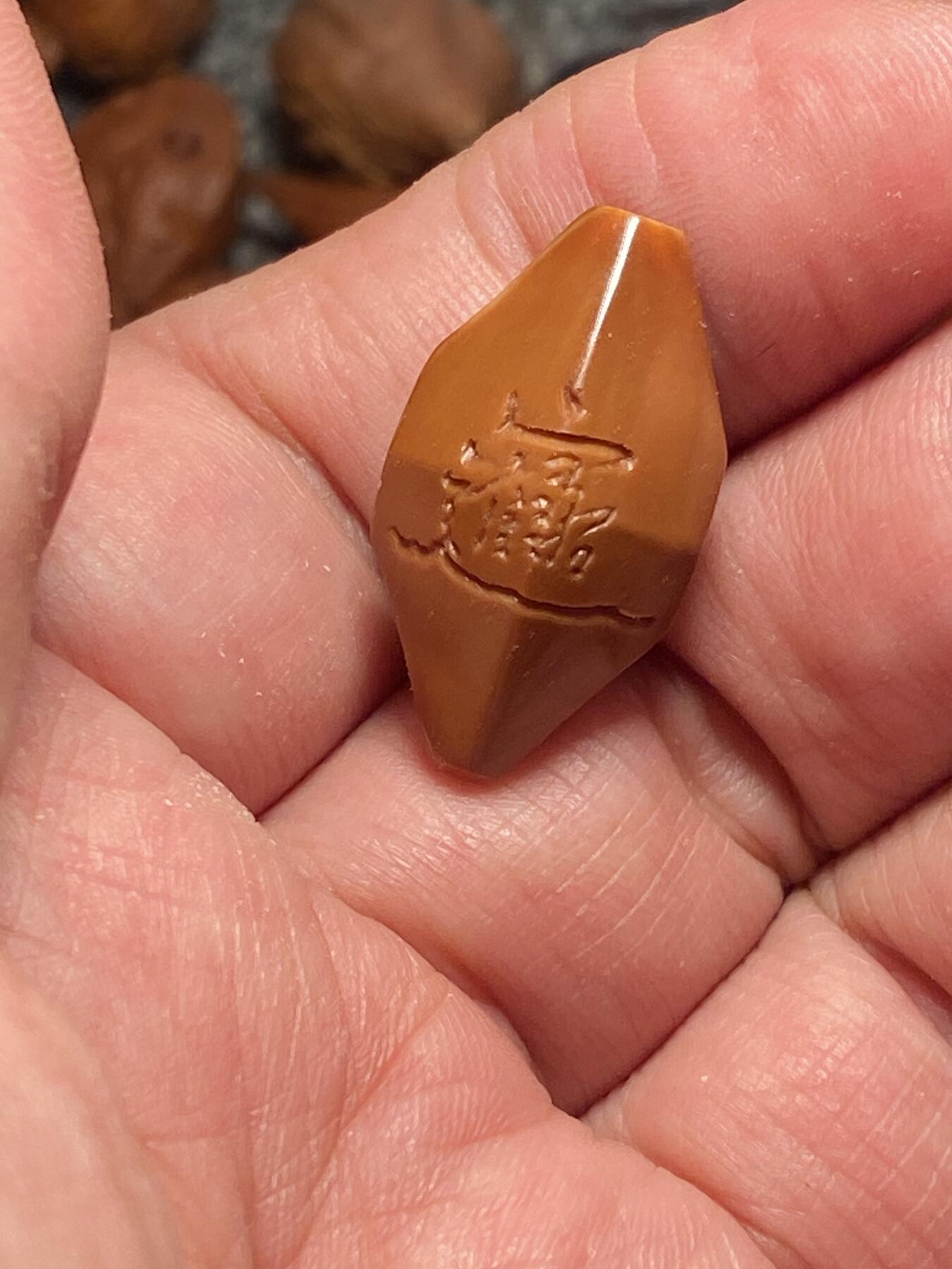 福利苏工核雕纯手工雕刻，10年老铁核手工二花多边形三通，尺寸1。5x2.65喜欢的来价格不贵