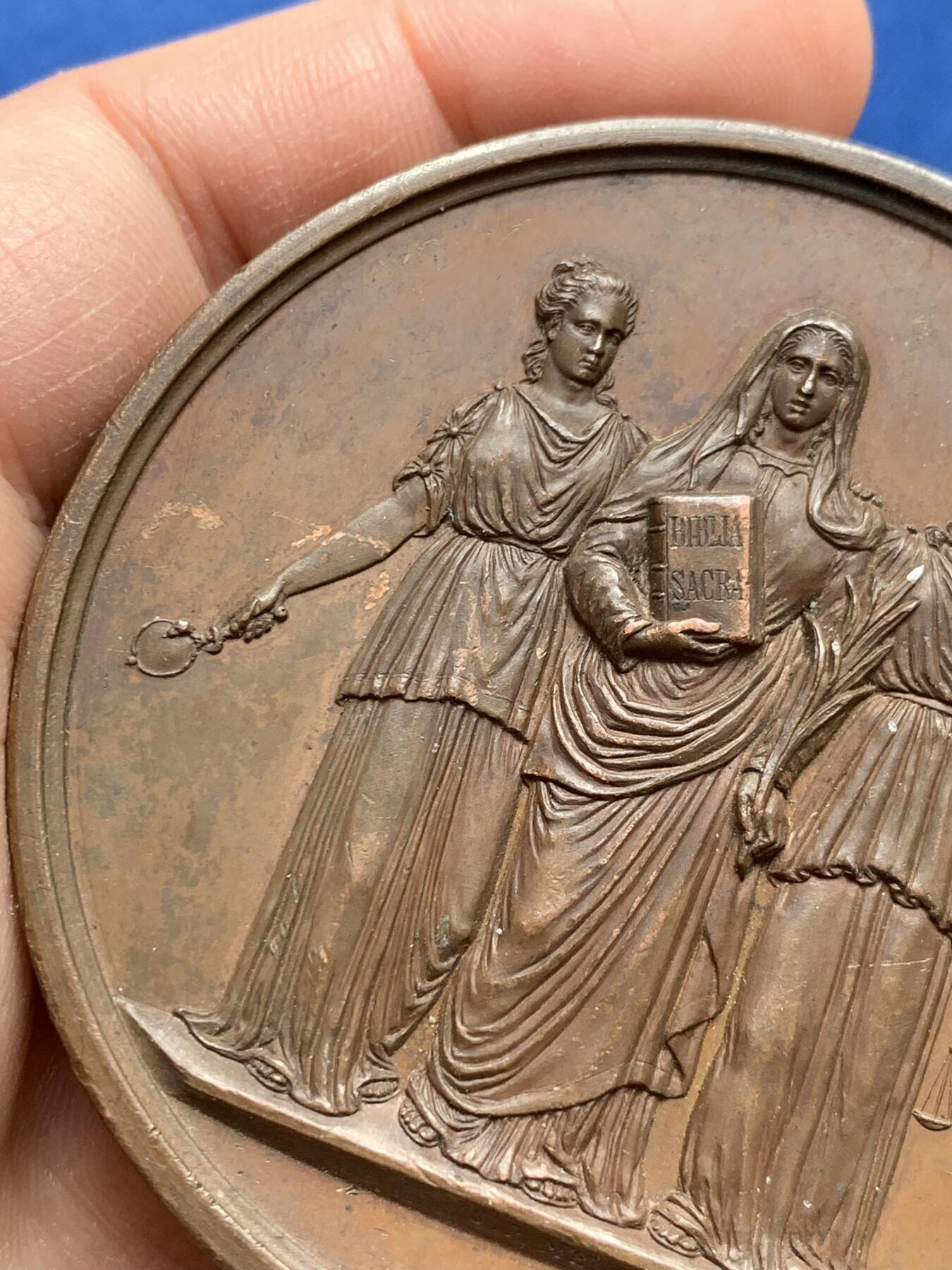 《竞宝斋》第369场 周日，周一 2场连拍 （全场包邮） 荷兰1877年大铜章，正面阿姆斯特丹的王冠纹章，背三女神（医学、神学、法律），66mm，143.6克，非常漂亮