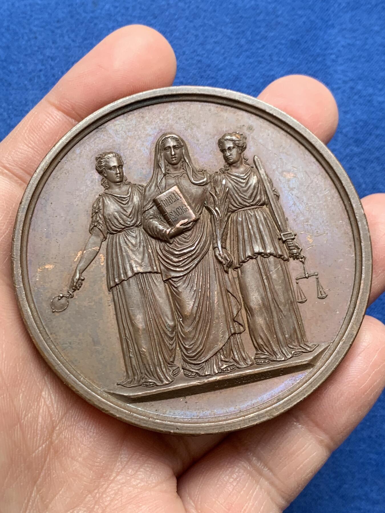 《竞宝斋》第369场 周日，周一 2场连拍 （全场包邮） 荷兰1877年大铜章，正面阿姆斯特丹的王冠纹章，背三女神（医学、神学、法律），66mm，143.6克，非常漂亮