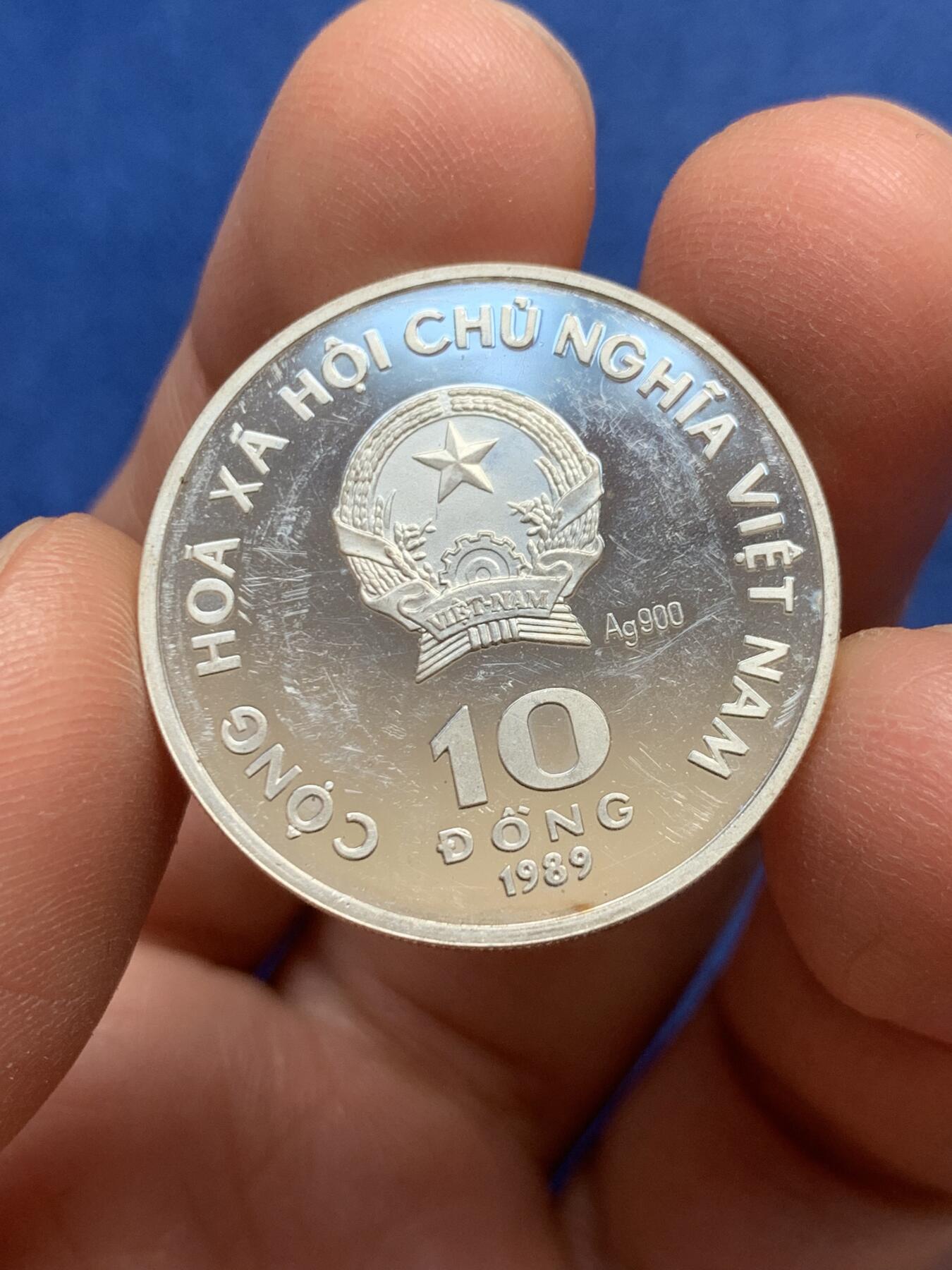 《竞宝斋》第369场 周日，周一 2场连拍 （全场包邮） 越南1989年胡志明百年纪念-独柱寺10越南盾精制银币 发行量500枚 仅做馈赠外宾使用 非常稀少 高价品种