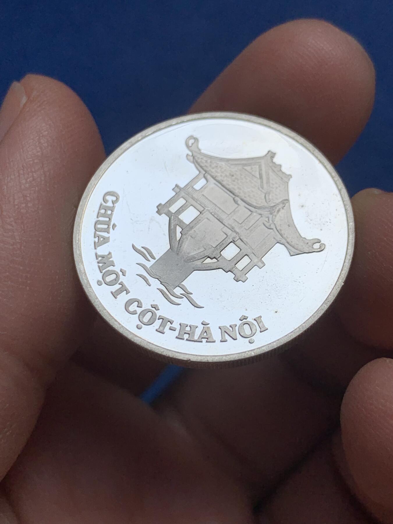 《竞宝斋》第369场 周日，周一 2场连拍 （全场包邮） 越南1989年胡志明百年纪念-独柱寺10越南盾精制银币 发行量500枚 仅做馈赠外宾使用 非常稀少 高价品种