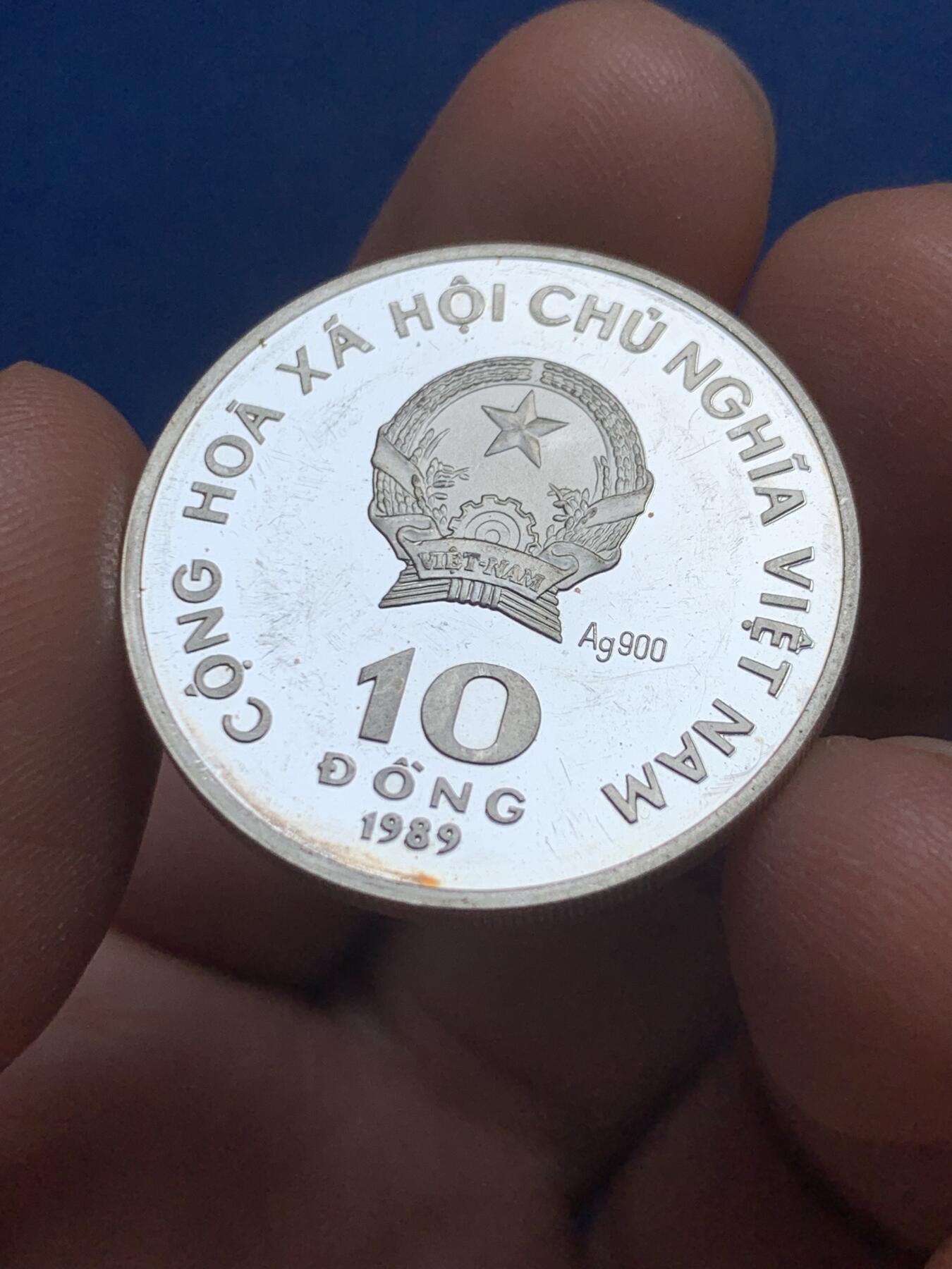 《竞宝斋》第369场 周日，周一 2场连拍 （全场包邮） 越南1989年胡志明百年纪念-独柱寺10越南盾精制银币 发行量500枚 仅做馈赠外宾使用 非常稀少 高价品种