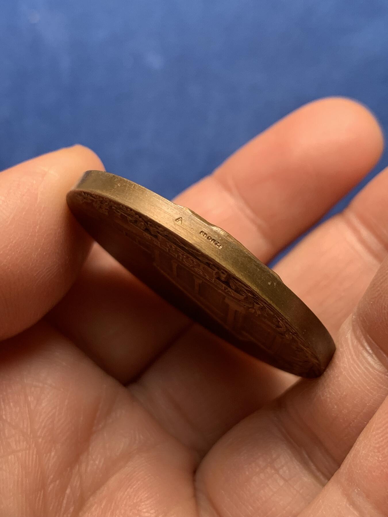 《竞宝斋》第369场 周日，周一 2场连拍 （全场包邮） 法国1928年工人体育联合会纪念铜章 总部在凡尔赛 30.1克 40.9mm 三角铜标