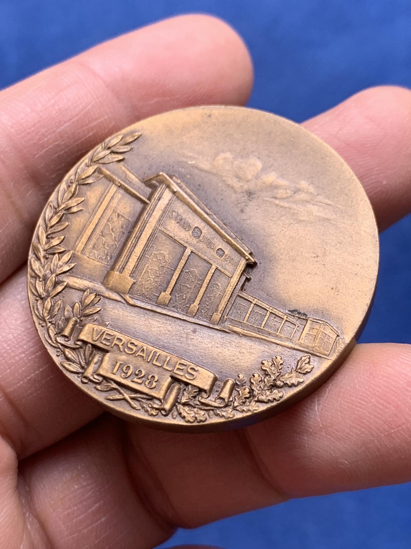 《竞宝斋》第369场 周日，周一 2场连拍 （全场包邮） 法国1928年工人体育联合会纪念铜章 总部在凡尔赛 30.1克 40.9mm 三角铜标