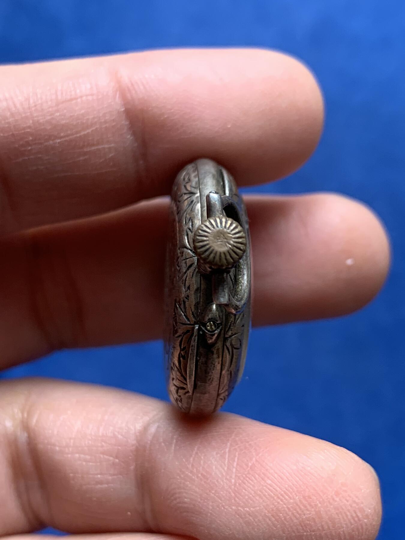 《竞宝斋》第369场 周日，周一 2场连拍 （全场包邮） 欧洲十九世纪怀表 带刻花 双面盖子可打开 目前不走时 19克 29.1*38.2*9.5mm 细节见图