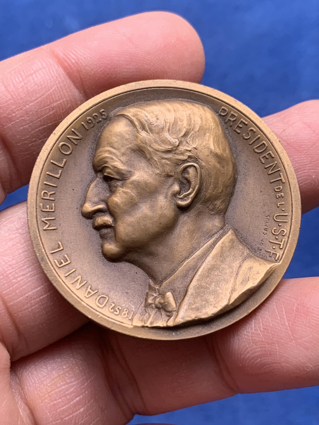 《竞宝斋》第369场 周日，周一 2场连拍 （全场包邮） 法国1928年工人体育联合会纪念铜章 总部在凡尔赛 30.1克 40.9mm 三角铜标