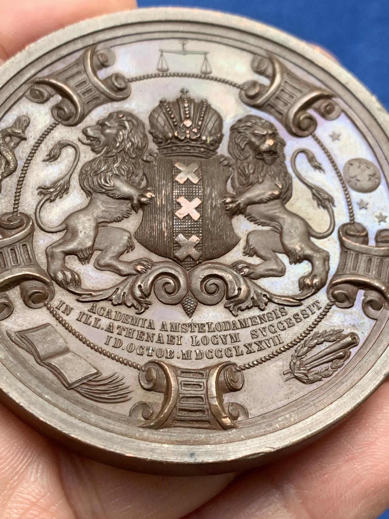 《竞宝斋》第369场 周日，周一 2场连拍 （全场包邮） 荷兰1877年大铜章，正面阿姆斯特丹的王冠纹章，背三女神（医学、神学、法律），66mm，143.6克，非常漂亮