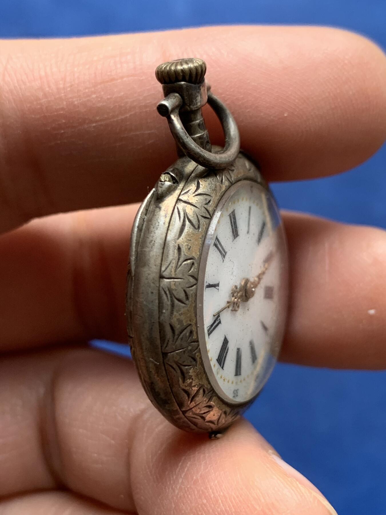 《竞宝斋》第369场 周日，周一 2场连拍 （全场包邮） 欧洲十九世纪怀表 带刻花 双面盖子可打开 目前不走时 19克 29.1*38.2*9.5mm 细节见图