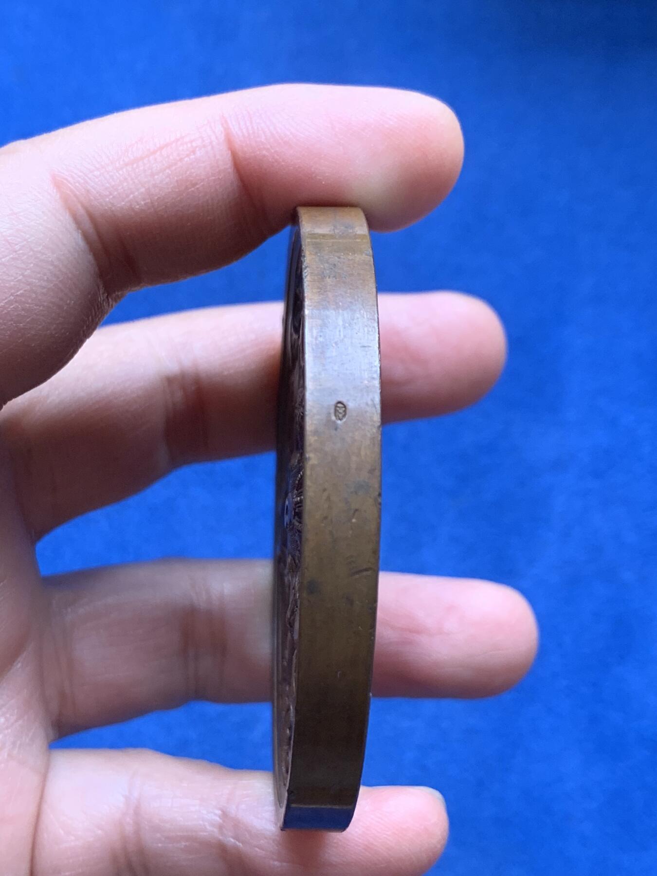 《竞宝斋》第369场 周日，周一 2场连拍 （全场包邮） 荷兰1877年大铜章，正面阿姆斯特丹的王冠纹章，背三女神（医学、神学、法律），66mm，143.6克，非常漂亮