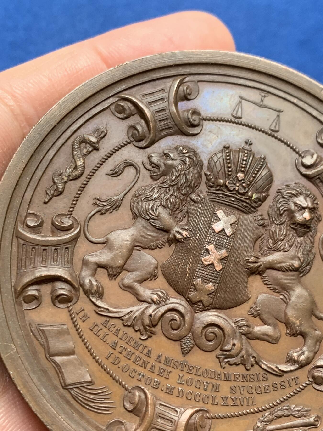 《竞宝斋》第369场 周日，周一 2场连拍 （全场包邮） 荷兰1877年大铜章，正面阿姆斯特丹的王冠纹章，背三女神（医学、神学、法律），66mm，143.6克，非常漂亮