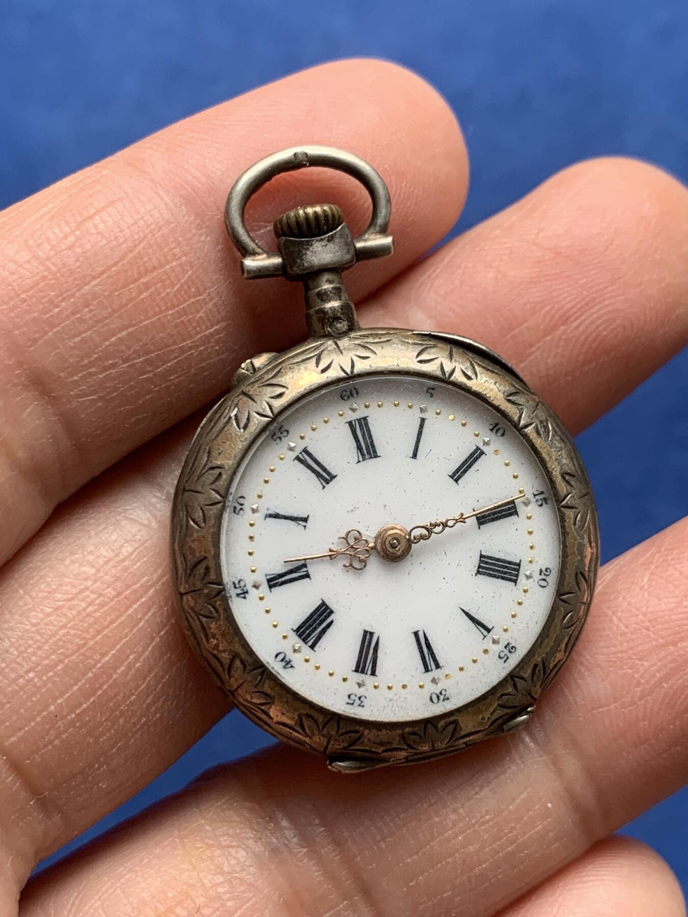 《竞宝斋》第369场 周日，周一 2场连拍 （全场包邮） 欧洲十九世纪怀表 带刻花 双面盖子可打开 目前不走时 19克 29.1*38.2*9.5mm 细节见图